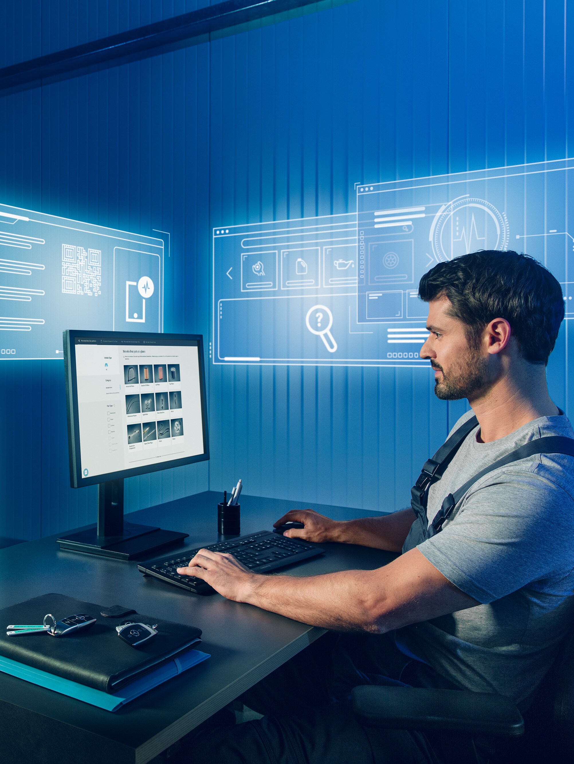 Monteur zoekt op computer naar Mercedes-Benz originele onderdelen in de onderdelencatalogus.