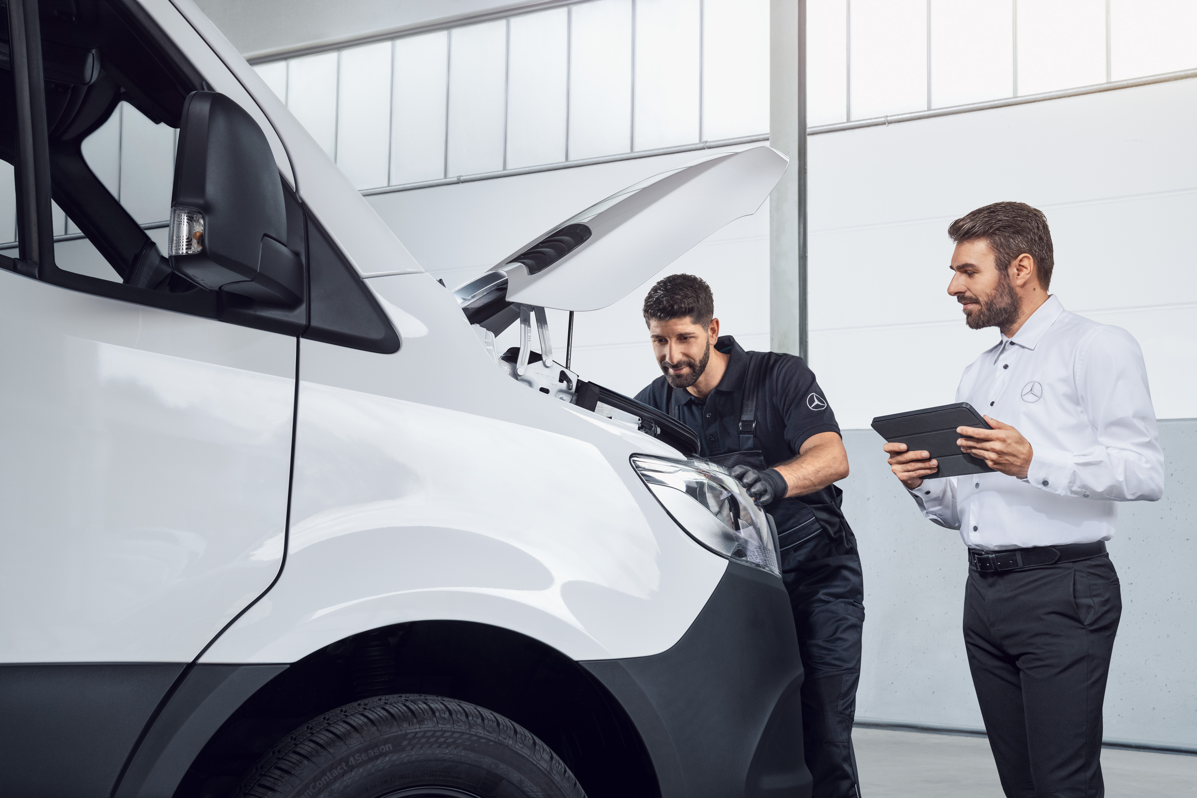 Mercedes-Benz | Bestelwagens Kwaliteit originele onderdelen Twee mannen testen een Mercedes Sprinter met tablet en open motorkap, onderwerp: Mercedes-Benz Sprinter onderdelen.