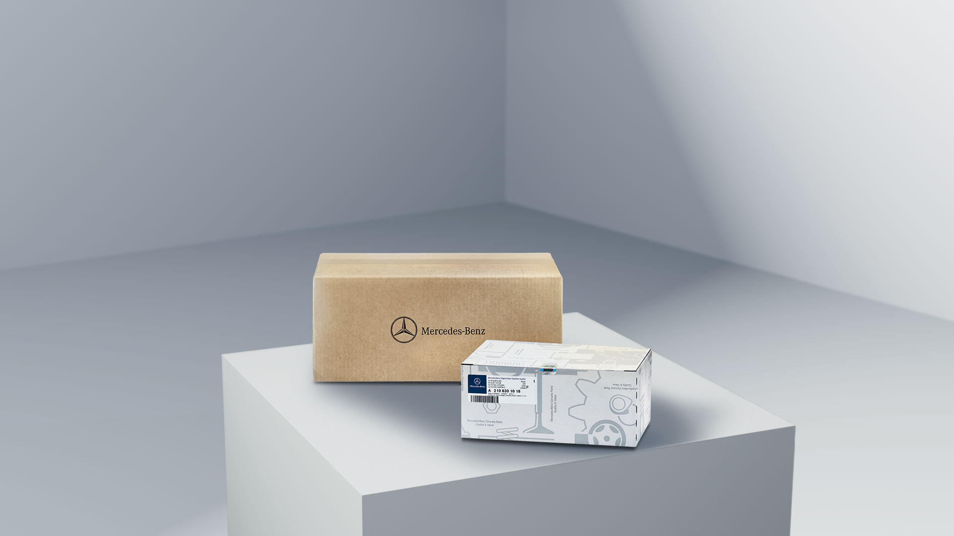 Mercedes-Benz | Pièces d'origine de qualité pour utilitaires légers Deux paquets portant le logo Mercedes-Benz, symbolisant les pièces d'origine Mercedes-Benz, sur une plateforme de couleur claire.