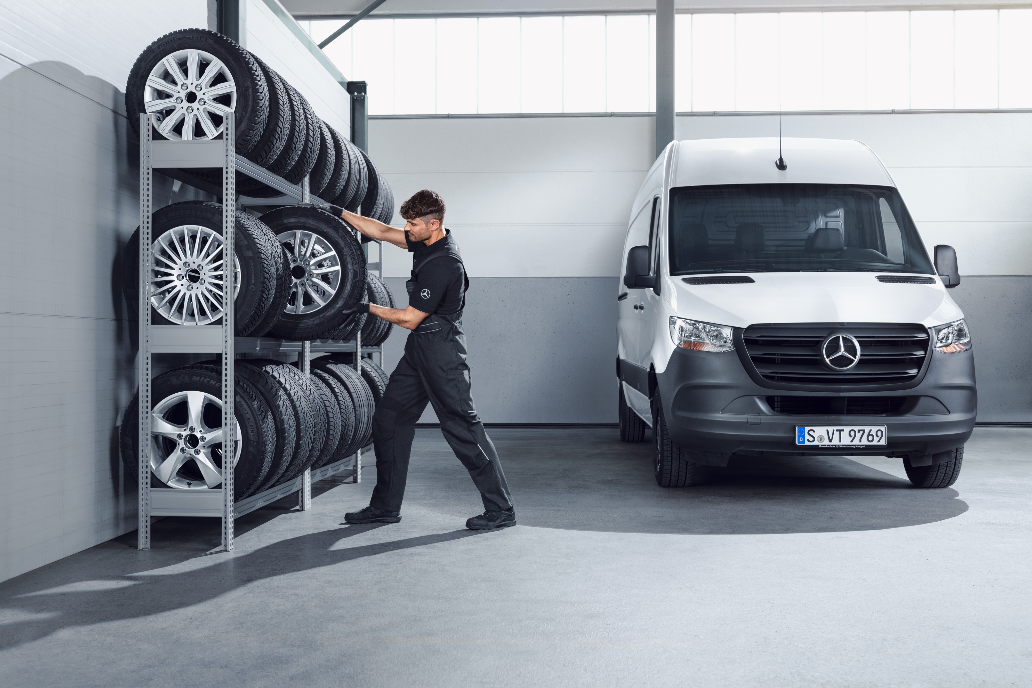 Mercedes-Benz | Bestelwagens Kwaliteit originele onderdelen Monteur kiest Mercedes-Benz complete winterwielen voor een witte Sprinter uit de werkplaatsplank.