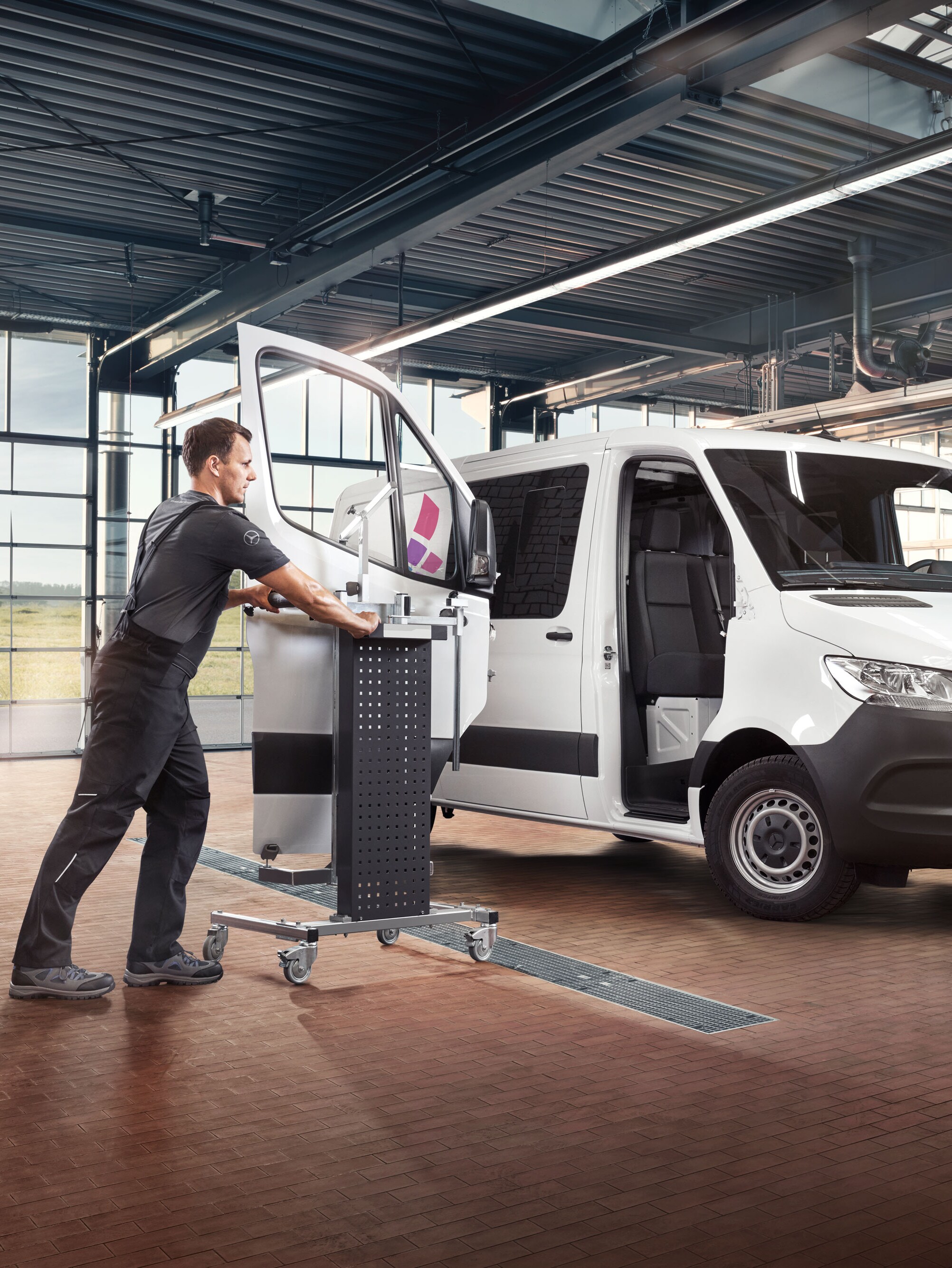 Mercedes-Benz specialist gebruikt Xentry en speciaal gereedschap voor onderhoud aan bedrijfswagen in moderne werkplaats.