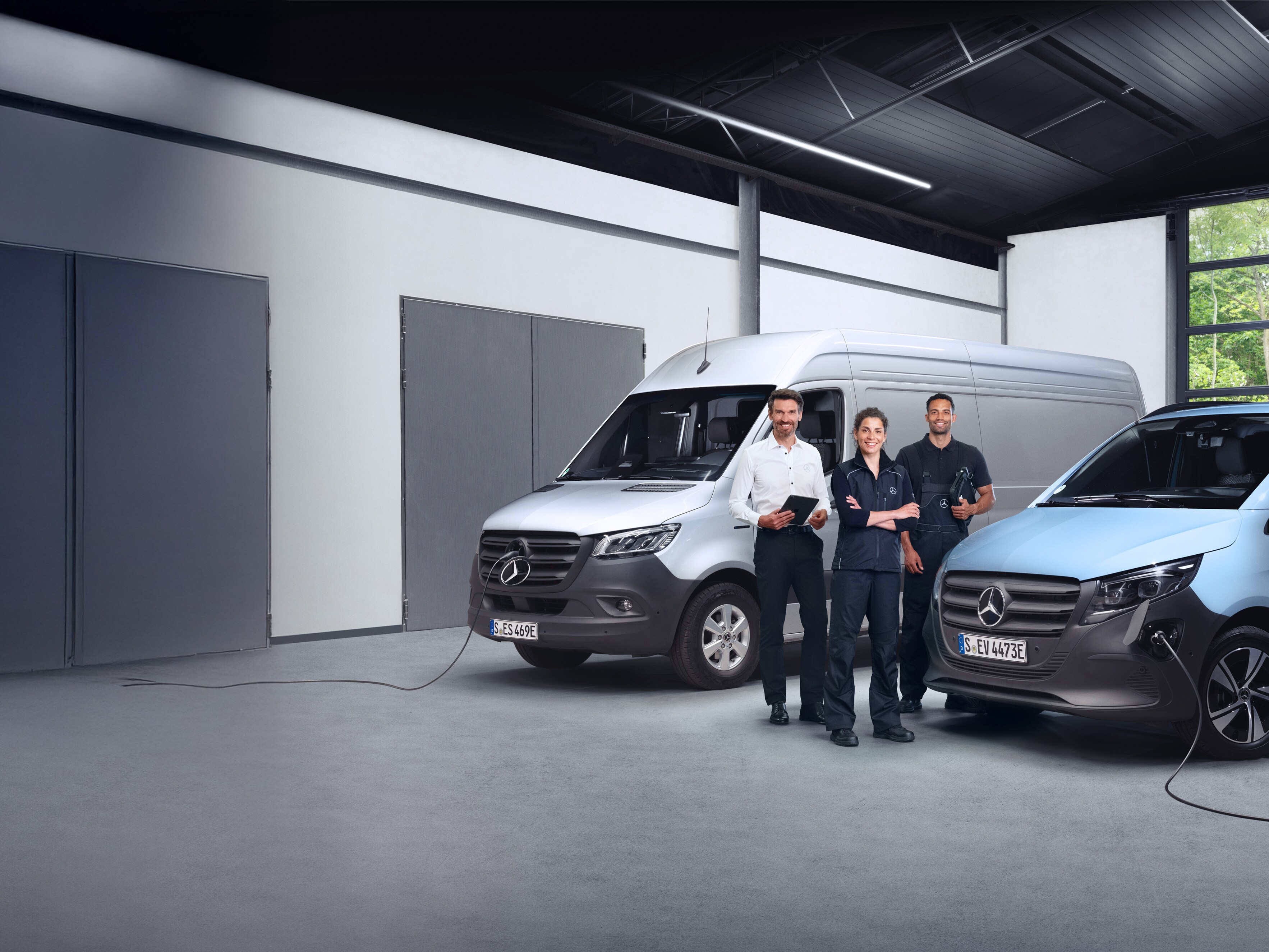 Drie werknemers voor Mercedes-Benz bedrijfswagens die kwaliteit symboliseren.