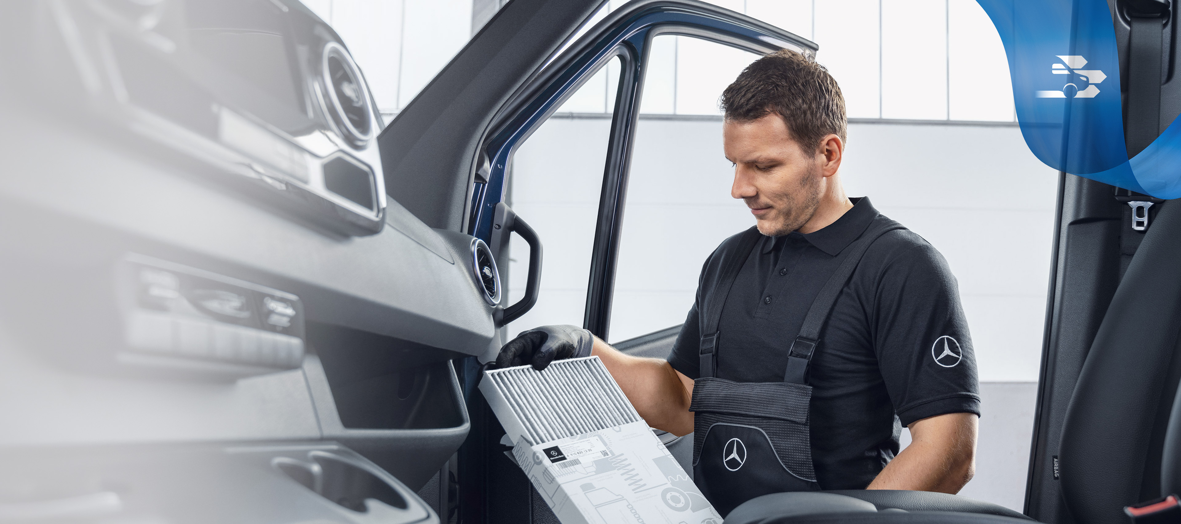 Mercedes-Benz | Pièces d'origine de qualité pour utilitaires légers Mécanicien vérifiant les pièces d'origine Mercedes-Benz dans l'utilitaire léger.
