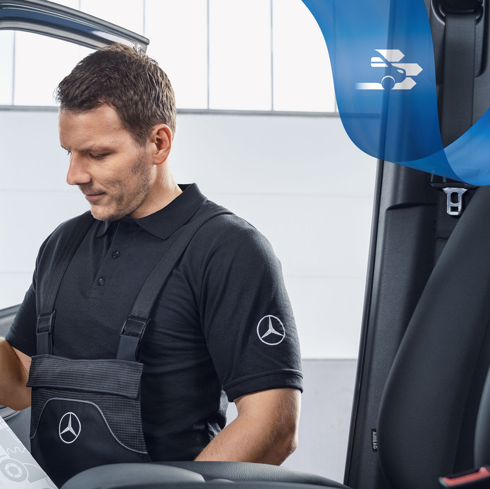 Monteur controleert Mercedes-Benz originele onderdelen in de bedrijfswagen.