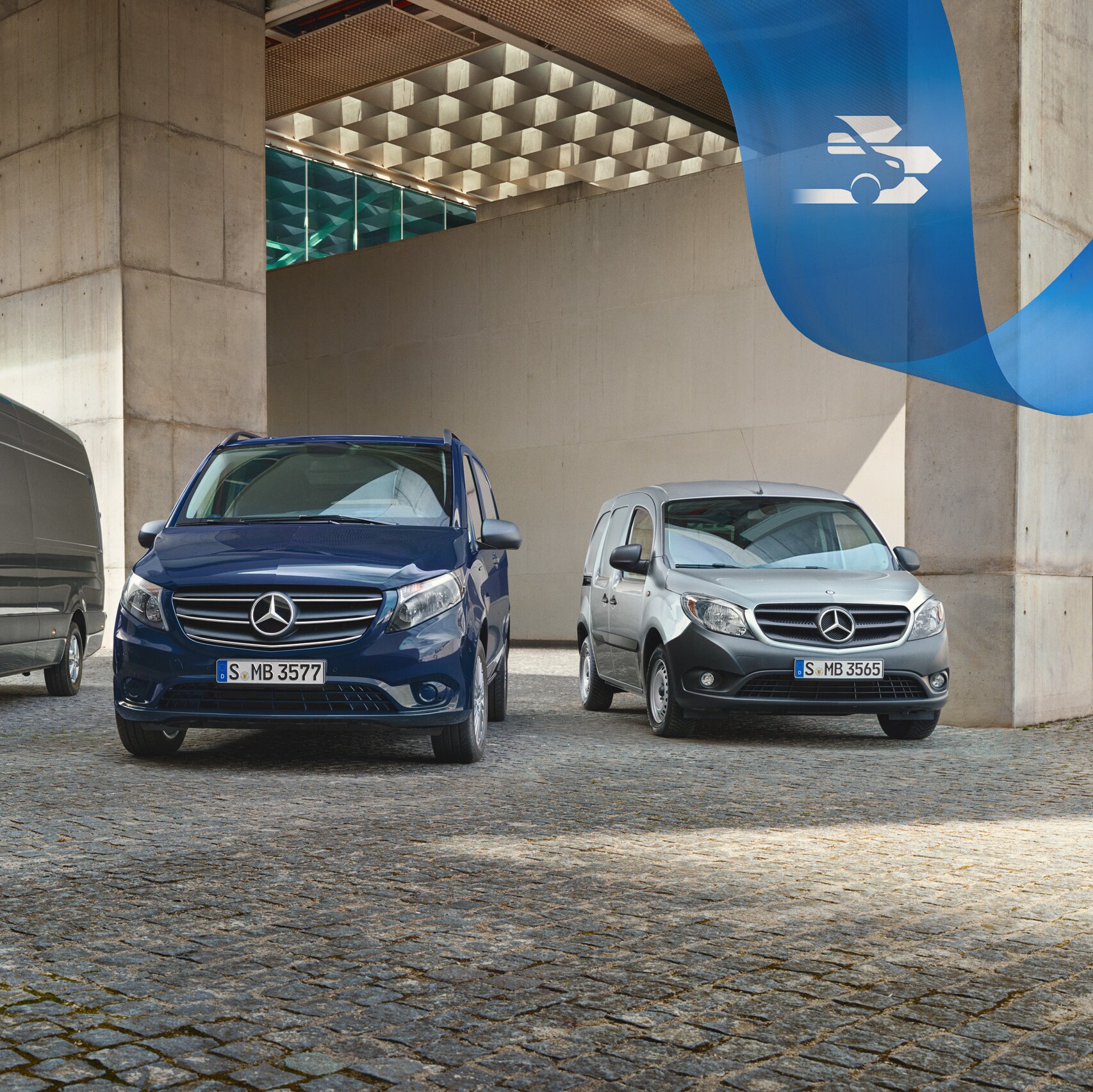 Trois utilitaires légers Mercedes-Benz symbolisant la garantie sur les véhicules neufs et la tranquillité d'esprit offerte par la garantie constructeur.