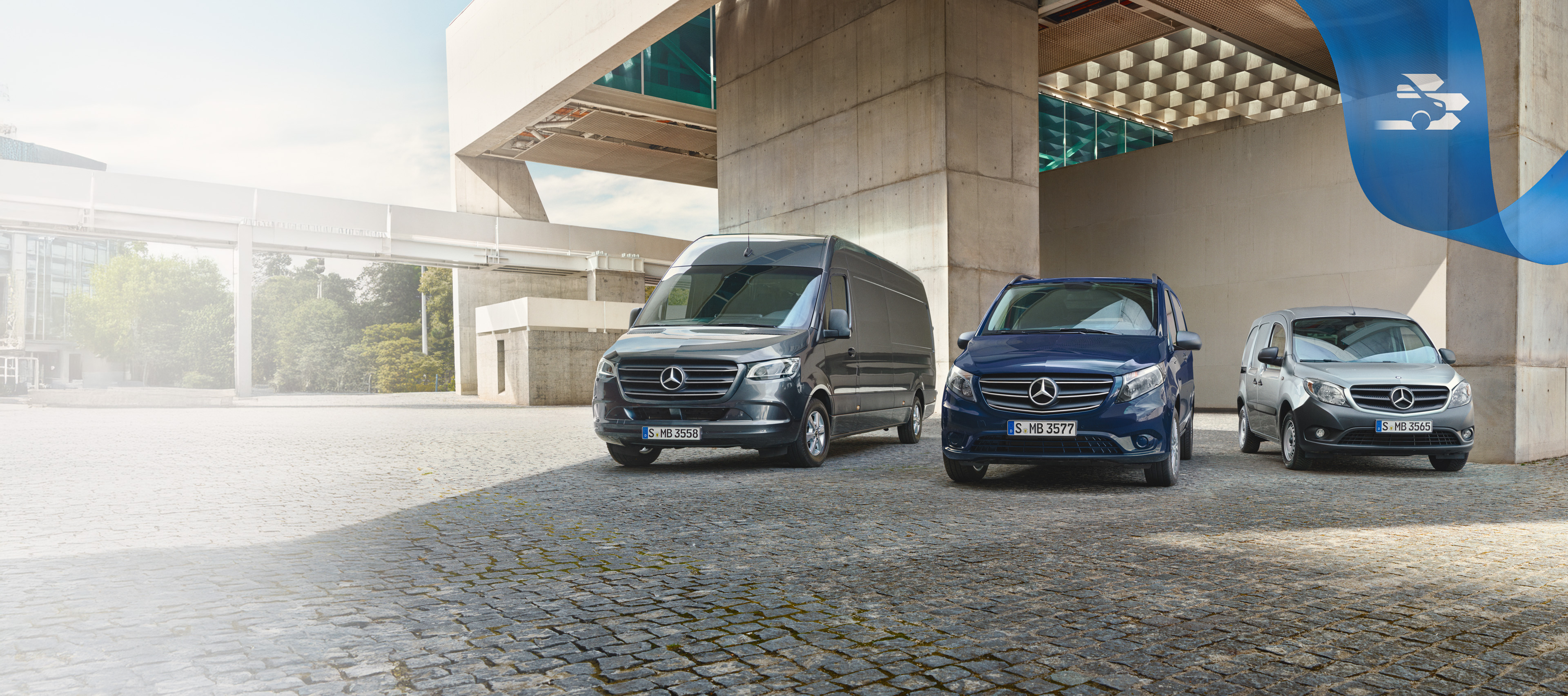 Mercedes-Benz | Bedrijfswagen kwaliteitsgarantie Drie Mercedes-Benz bedrijfswagens die symbool staan voor de garantie op nieuwe voertuigen en de zorgeloze fabrieksgarantie.