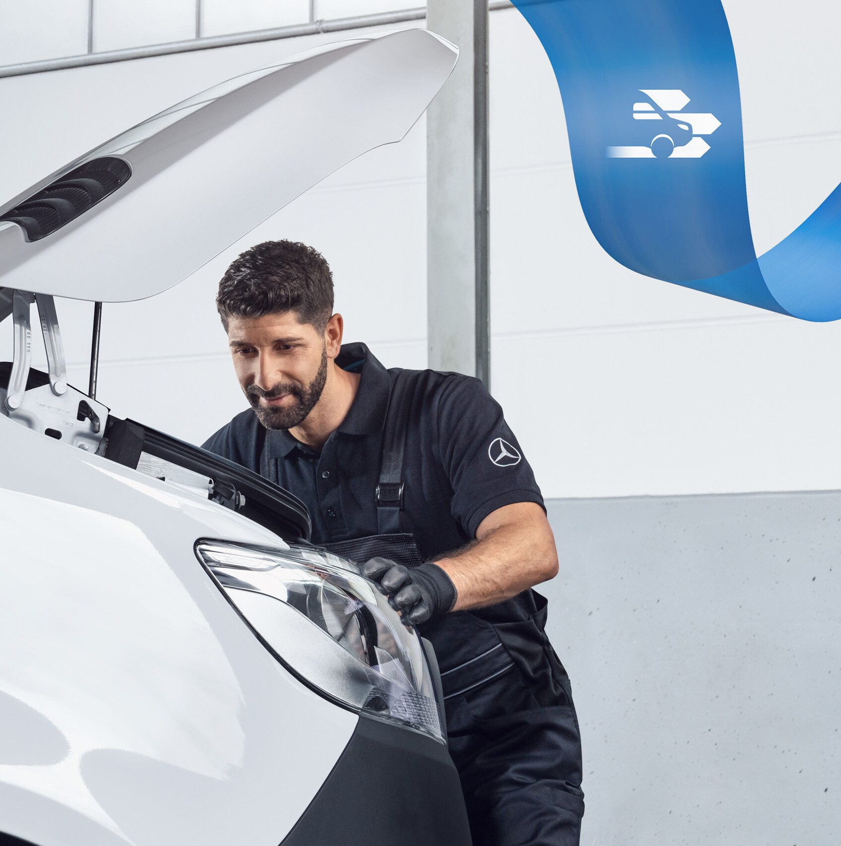 Mercedes-Benz specialist werkt met speciaal gereedschap aan bedrijfswagen voor optimaal reparatiegemak.