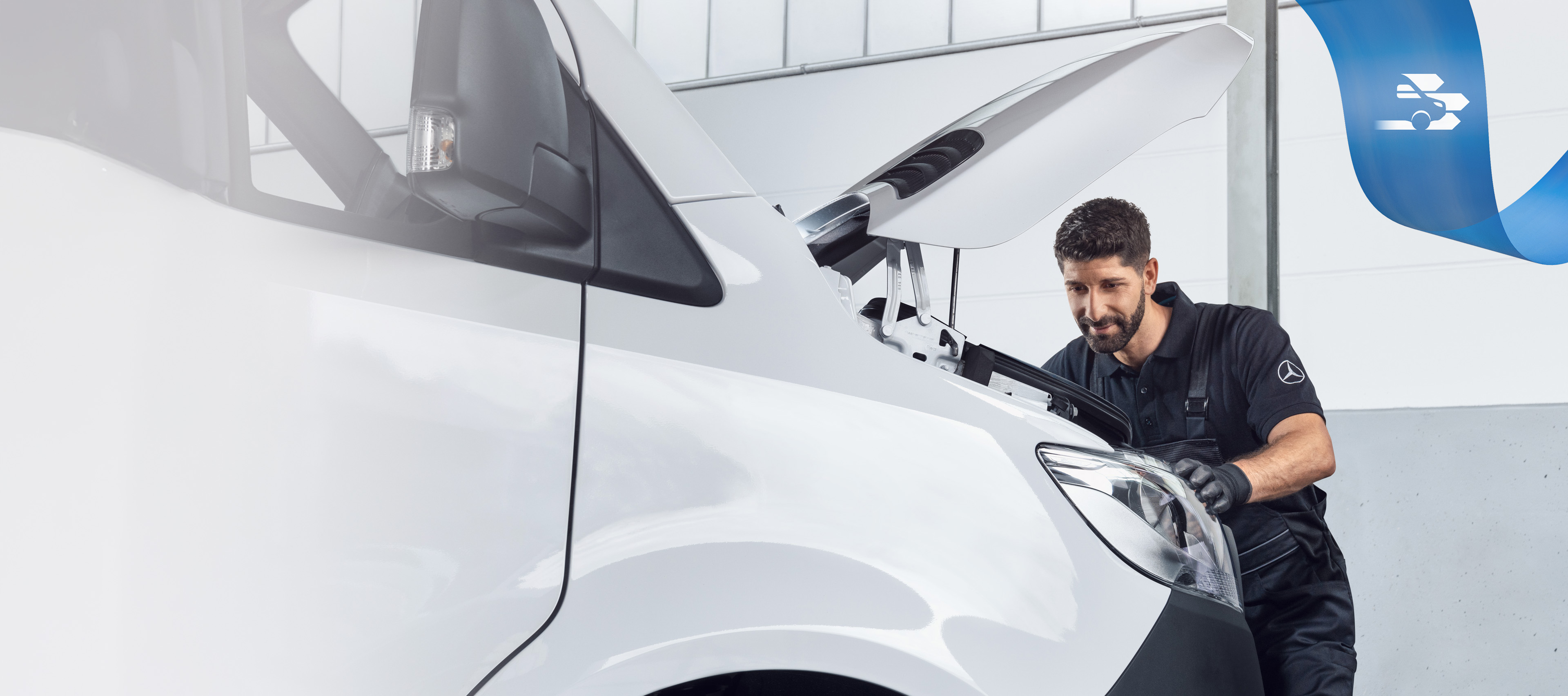 Mercedes-Benz Bedrijfswagens | Voertuigtechniek Mercedes-Benz specialist werkt met speciaal gereedschap aan bedrijfswagen voor optimaal reparatiegemak.