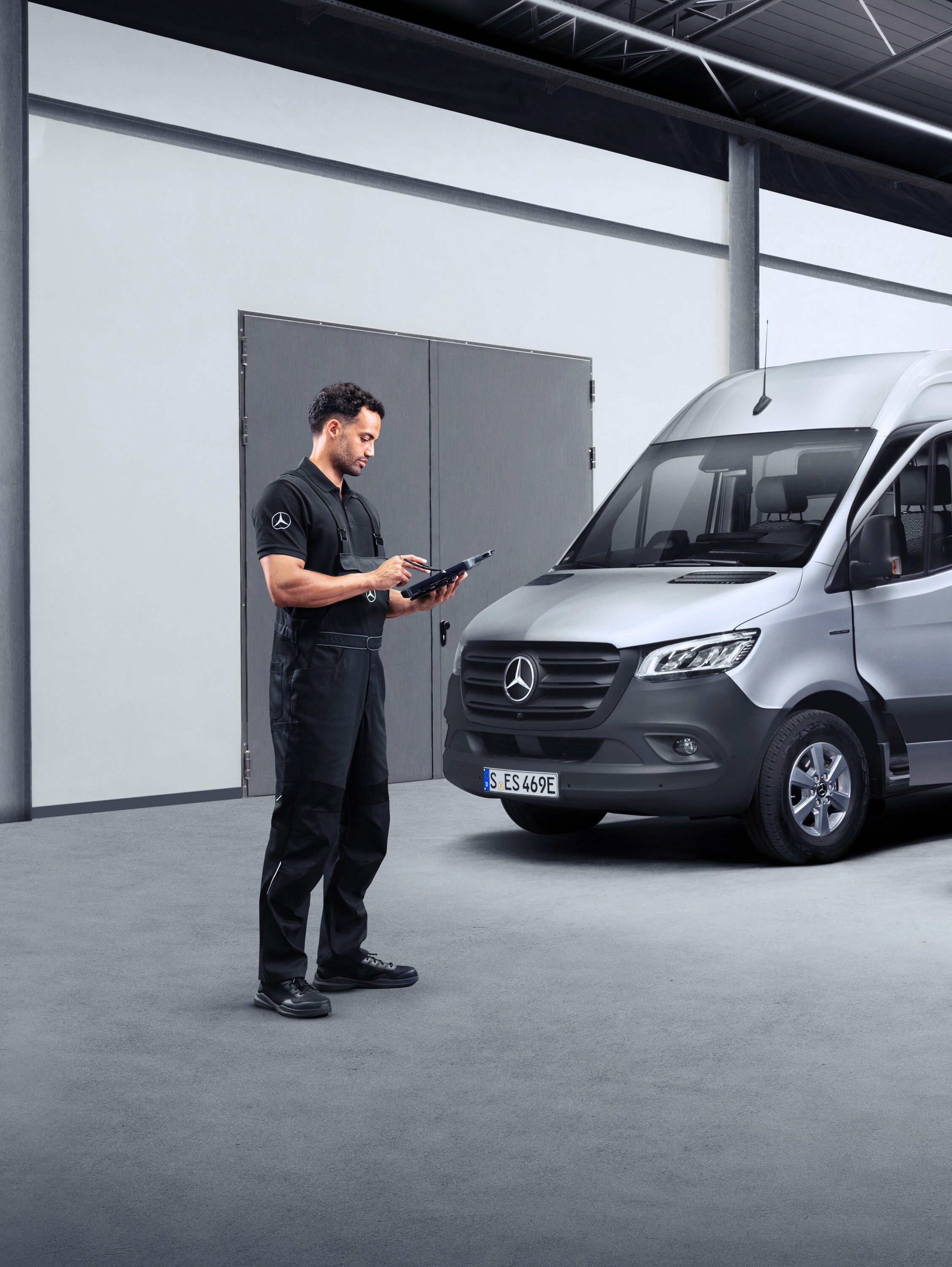 Een technicus met een tablet voor twee eVans