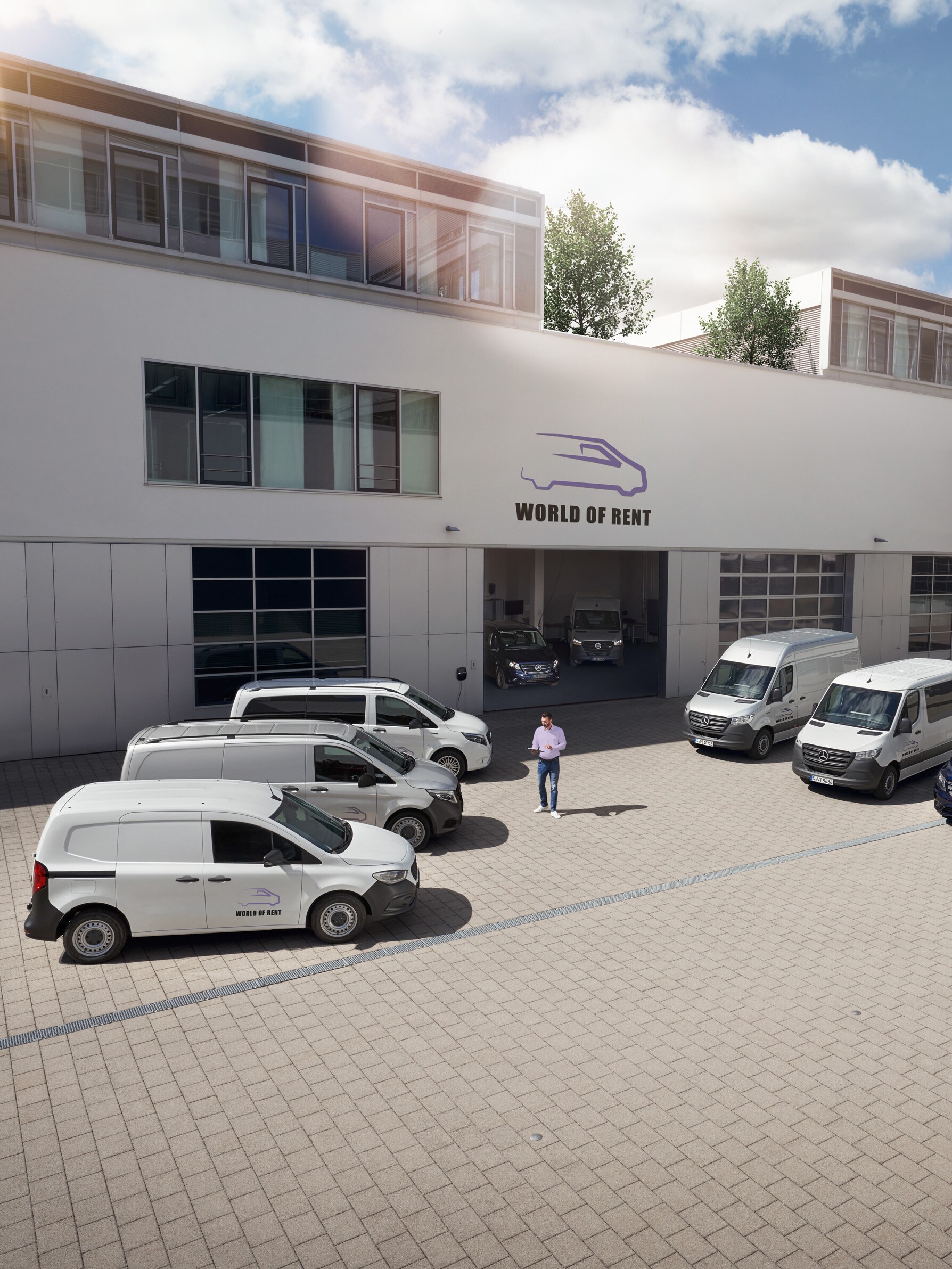 Een wagenpark Mercedes-Benz bedrijfswagens voor een bedrijfspand.