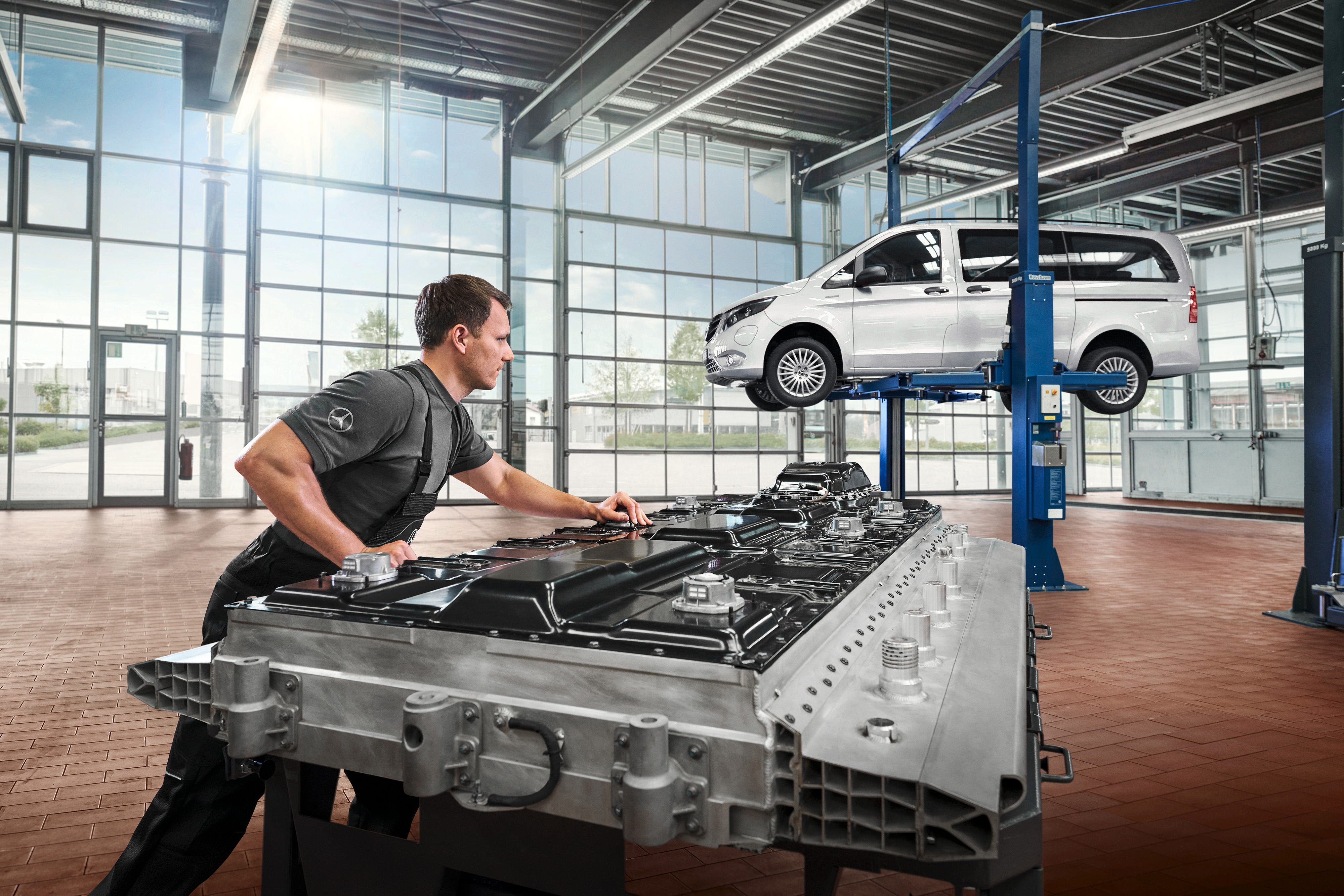Mercedes-Benz | Service voor elektrische voertuigen | Accureparatie Een technicus controleert accumodules in de werkplaats.