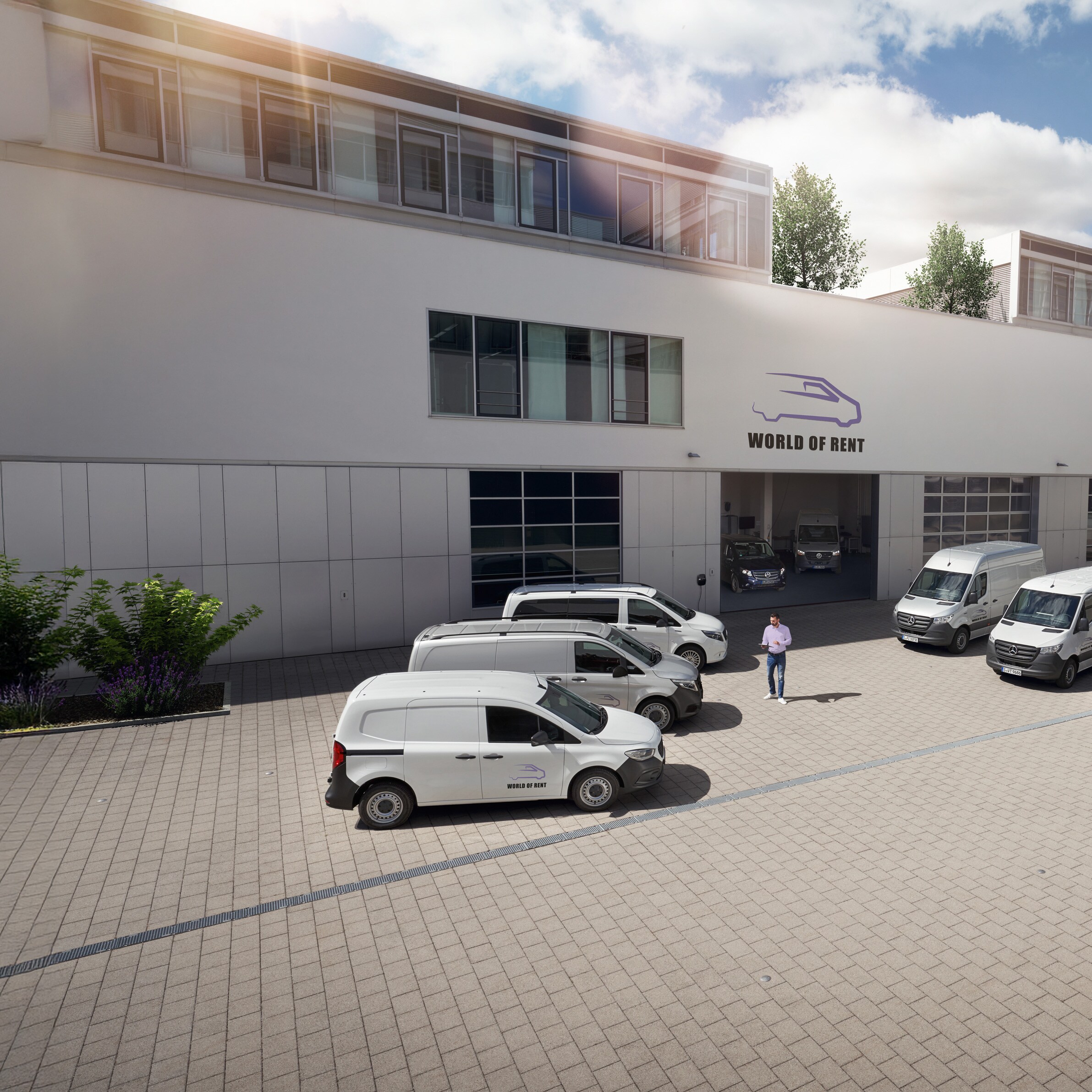 Meerdere Mercedes-Benz bedrijfswagens voor een gebouw, Uptime Monitor biedt op elk moment een overzicht van de voertuigstatus.