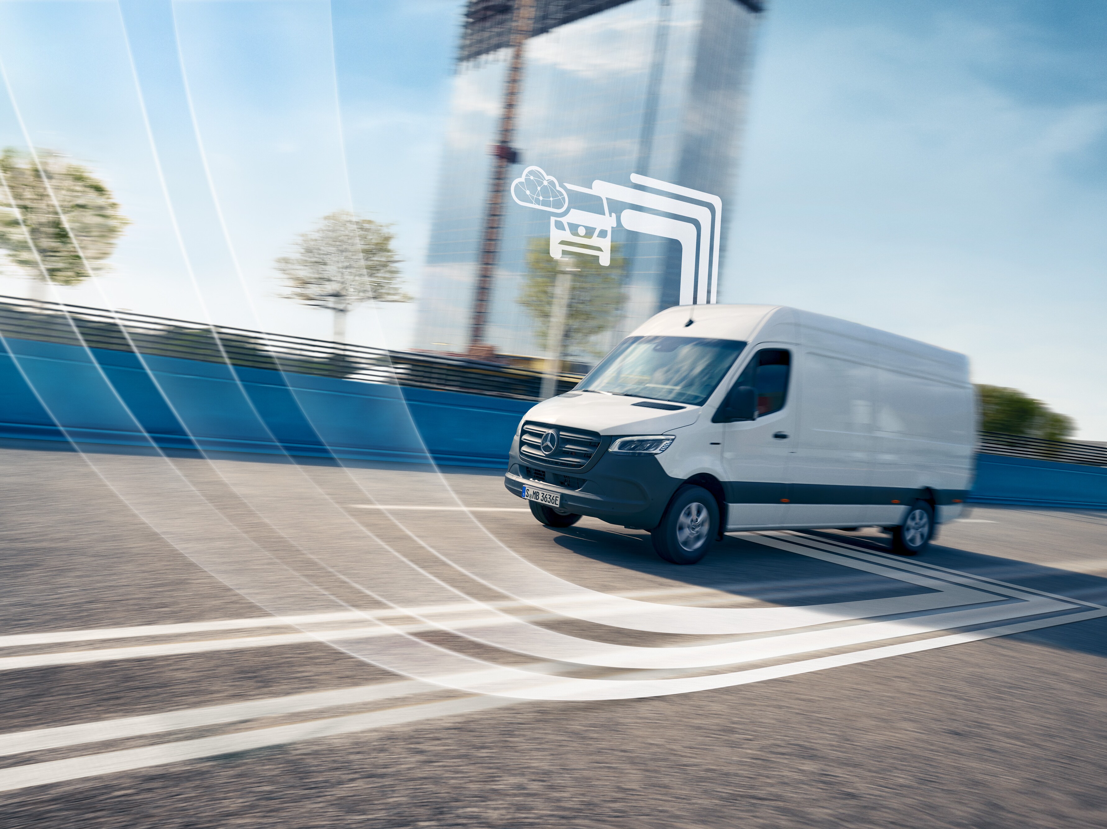 Een digitaal verbonden witte Mercedes-Benz Sprinter Bedrijfswagen op de weg.