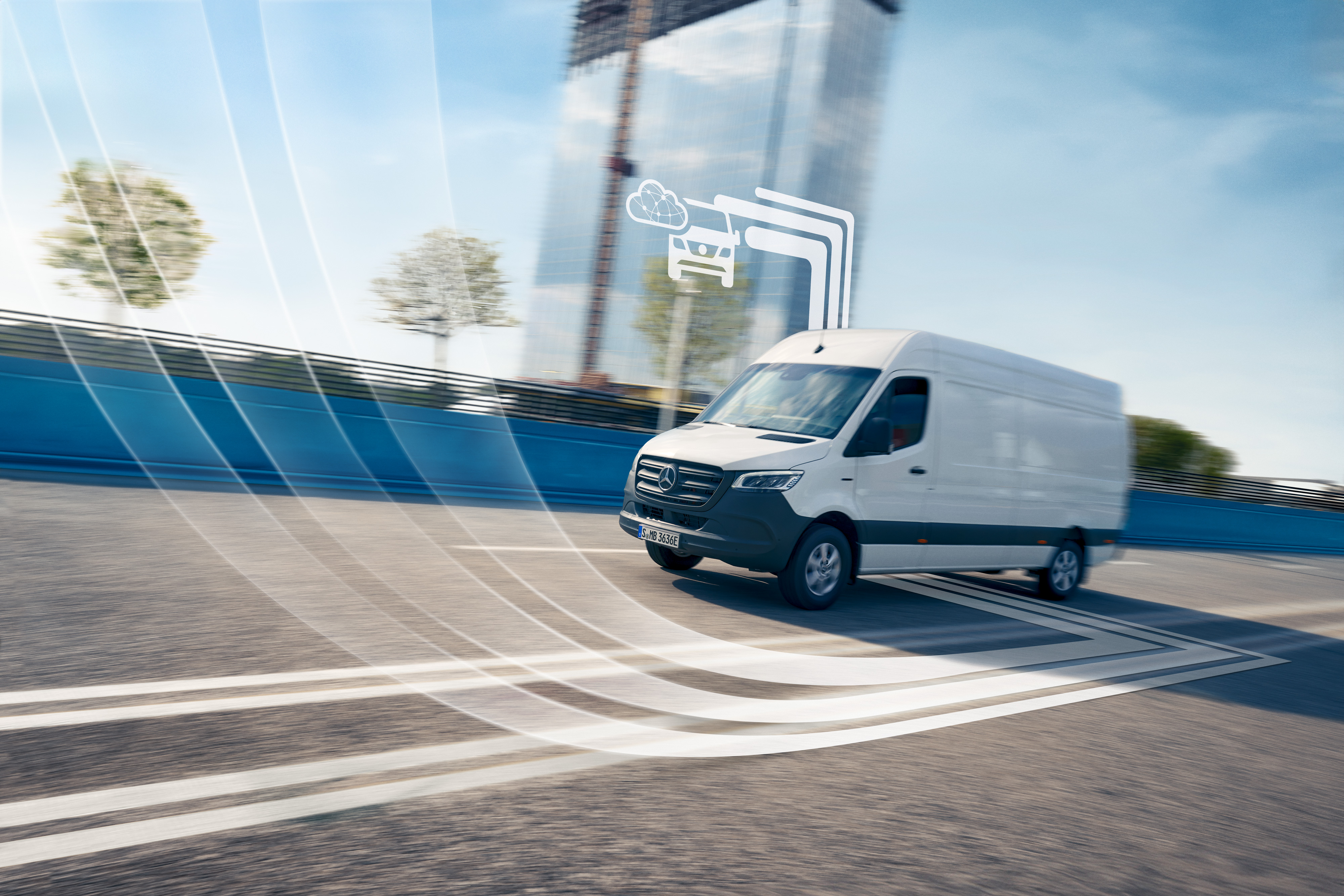 Mercedes-Benz | Bedrijfswagen Fleet Services | Digitale extra's Een digitaal verbonden witte Mercedes-Benz Sprinter Bedrijfswagen op de weg.