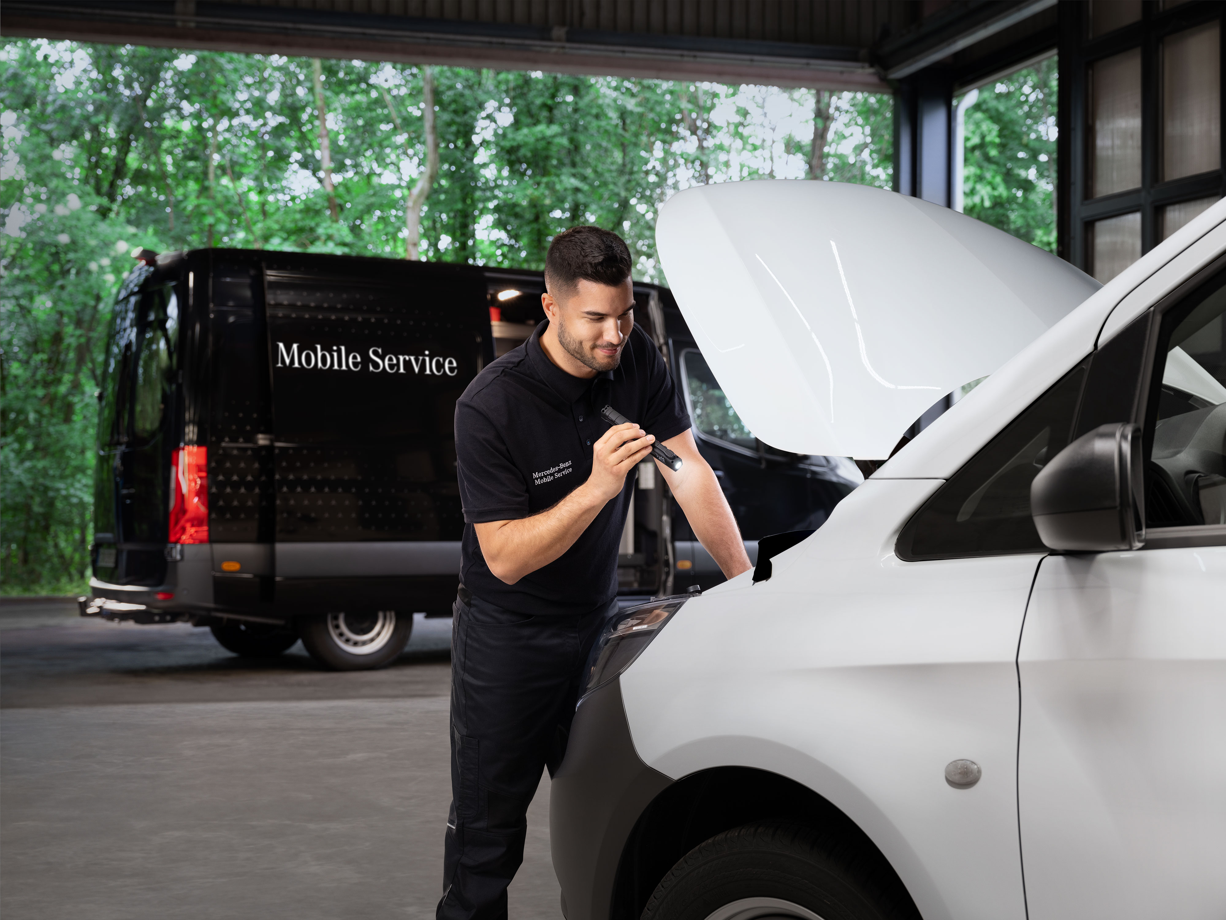Mercedes-Benz | Onderhoud | Mobiele Service Monteur inspecteert de motor van een witte Mercedes-Benz bedrijfswagen.