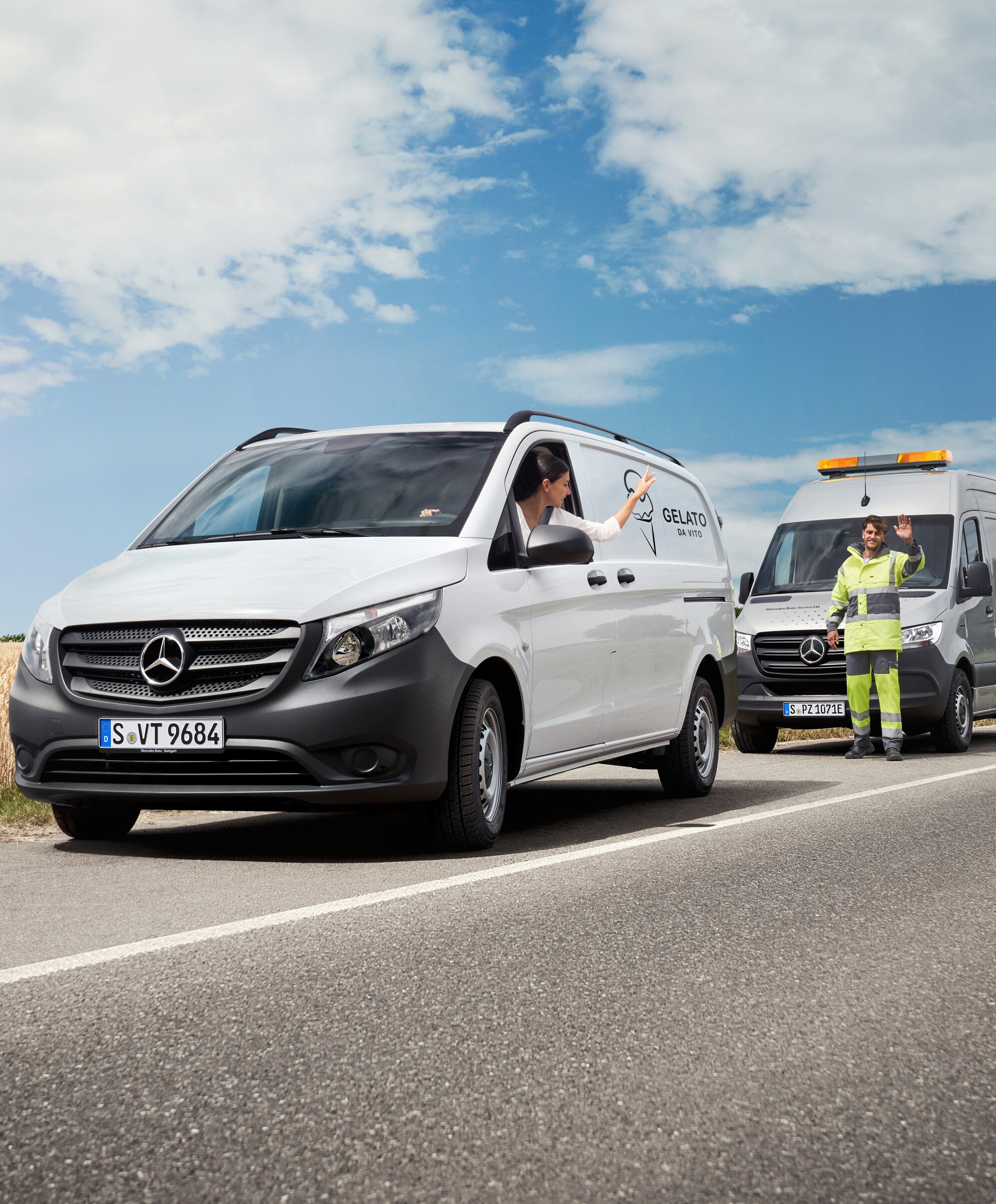 Een monteur die pechhulp verleent aan een klant bij een witte Mercedes-Benz Vito bedrijfswagen.