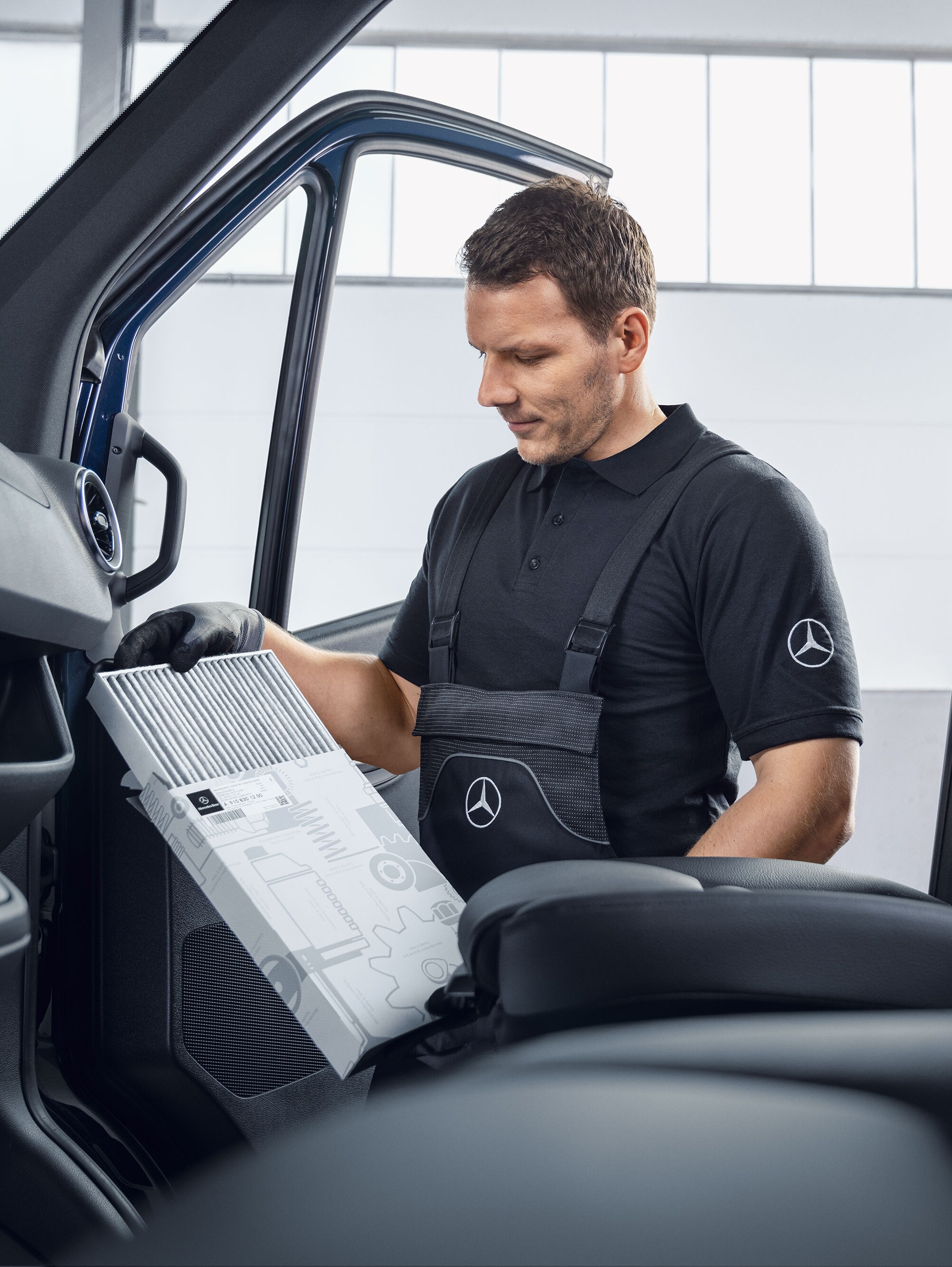 Le mécanicien Mercedes-Benz change les filtres à air.