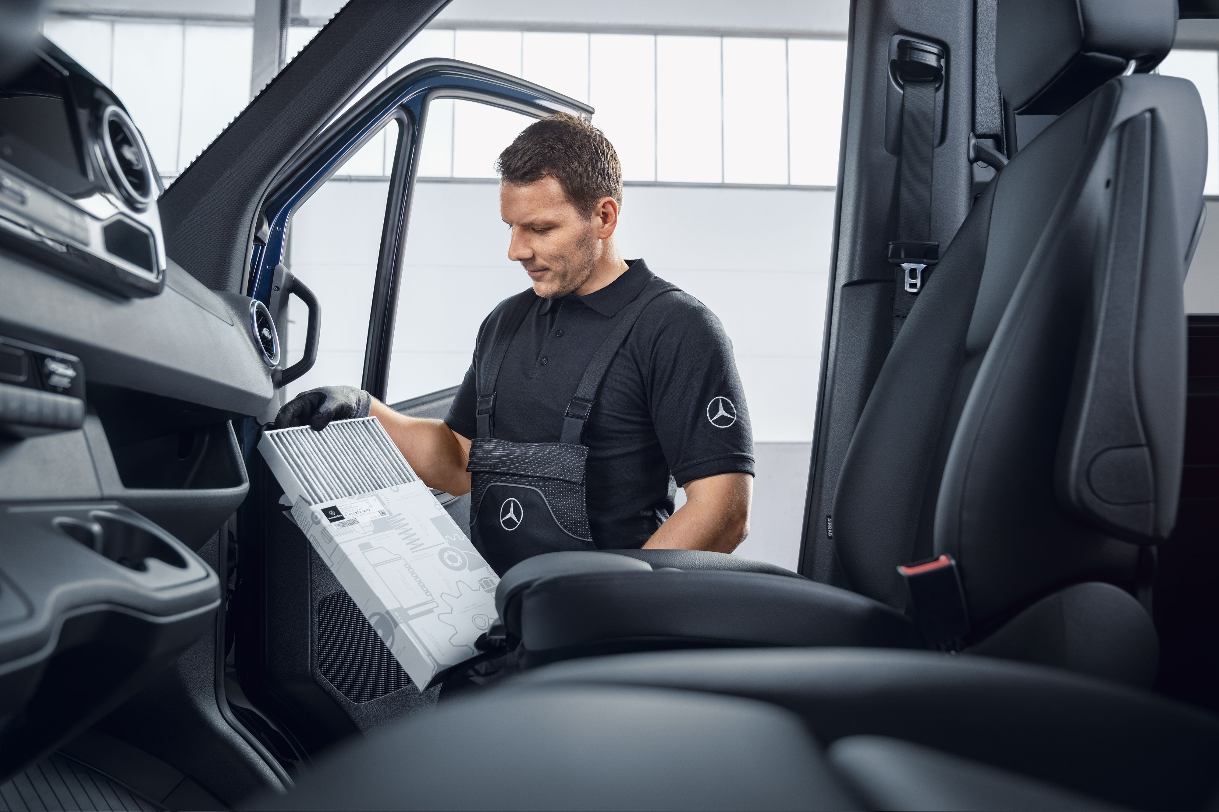 Mercedes-Benz | Maintenance | Maintenance régulière Le mécanicien Mercedes-Benz change les filtres à air.