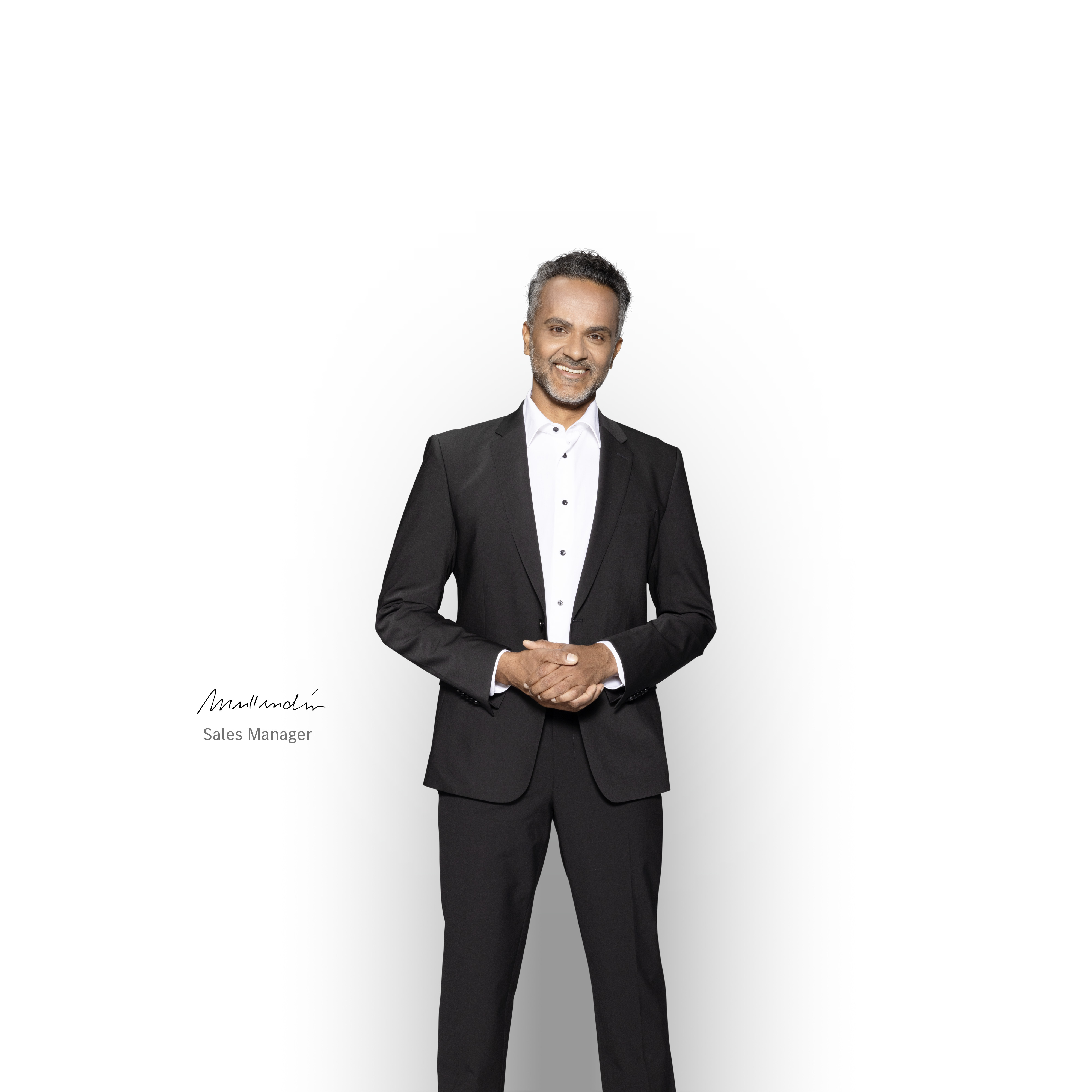 Mercedes-Benz | Service voor elektrische voertuigen Bekwame Sales Manager die glimlachend klaarstaat om ondersteuning te bieden bij uw Mercedes-Benz elektrische bestelwagen.