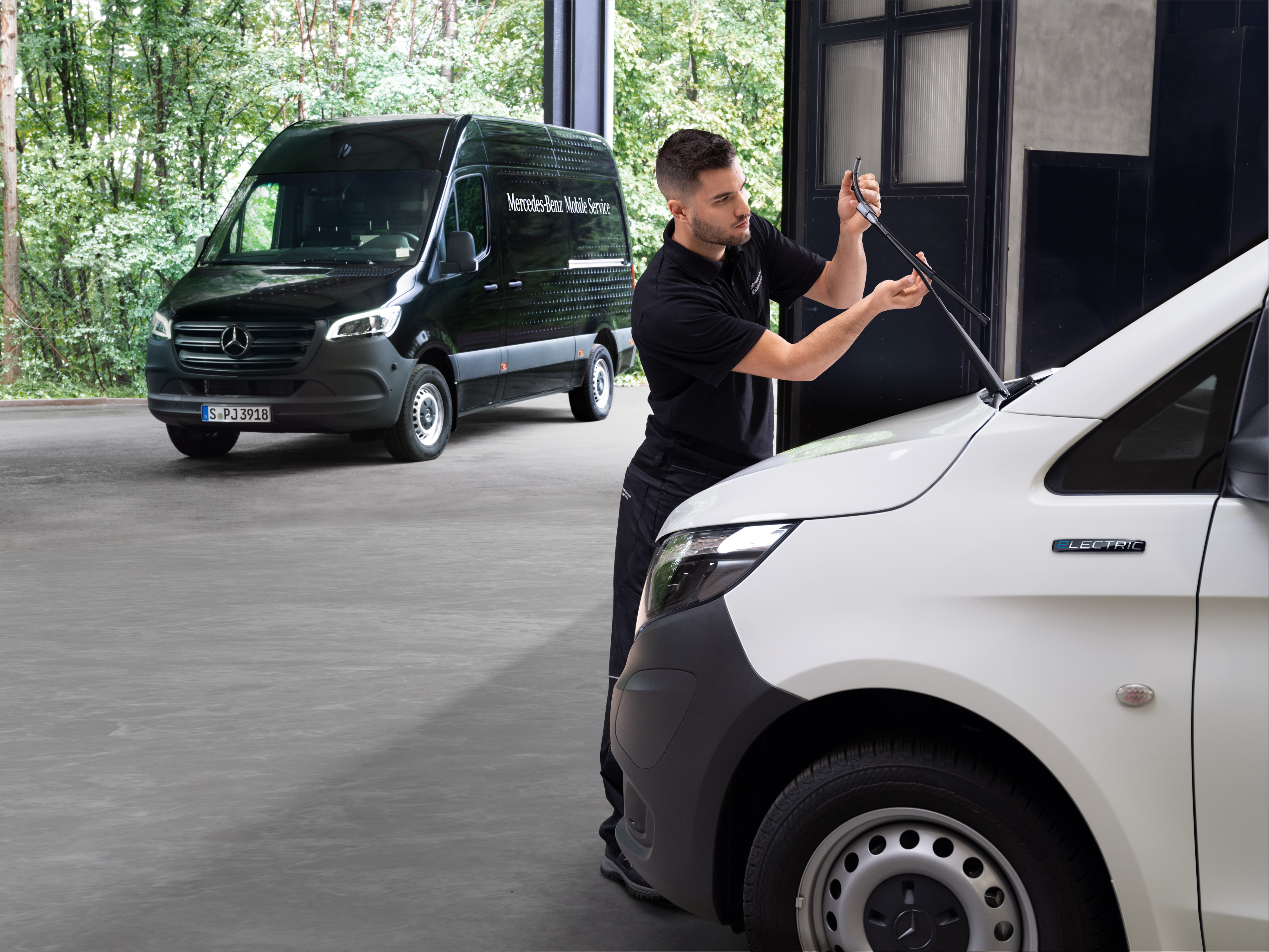 Mercedes-Benz | Mobiele service | Andere services Een monteur vervangt ruitenwisserbladen op een witte Mercedes-Benz Vito bestelwagen.