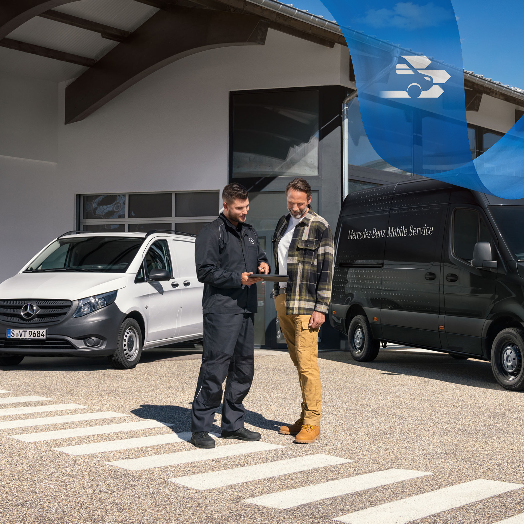 Mercedes-Benz Mobiele Service Twee mannen in gesprek voor een witte Mercedes-Benz Vito bedrijfswagen en een zwarte Mercedes-Benz Sprinter Gesloten Bestelwagen.
