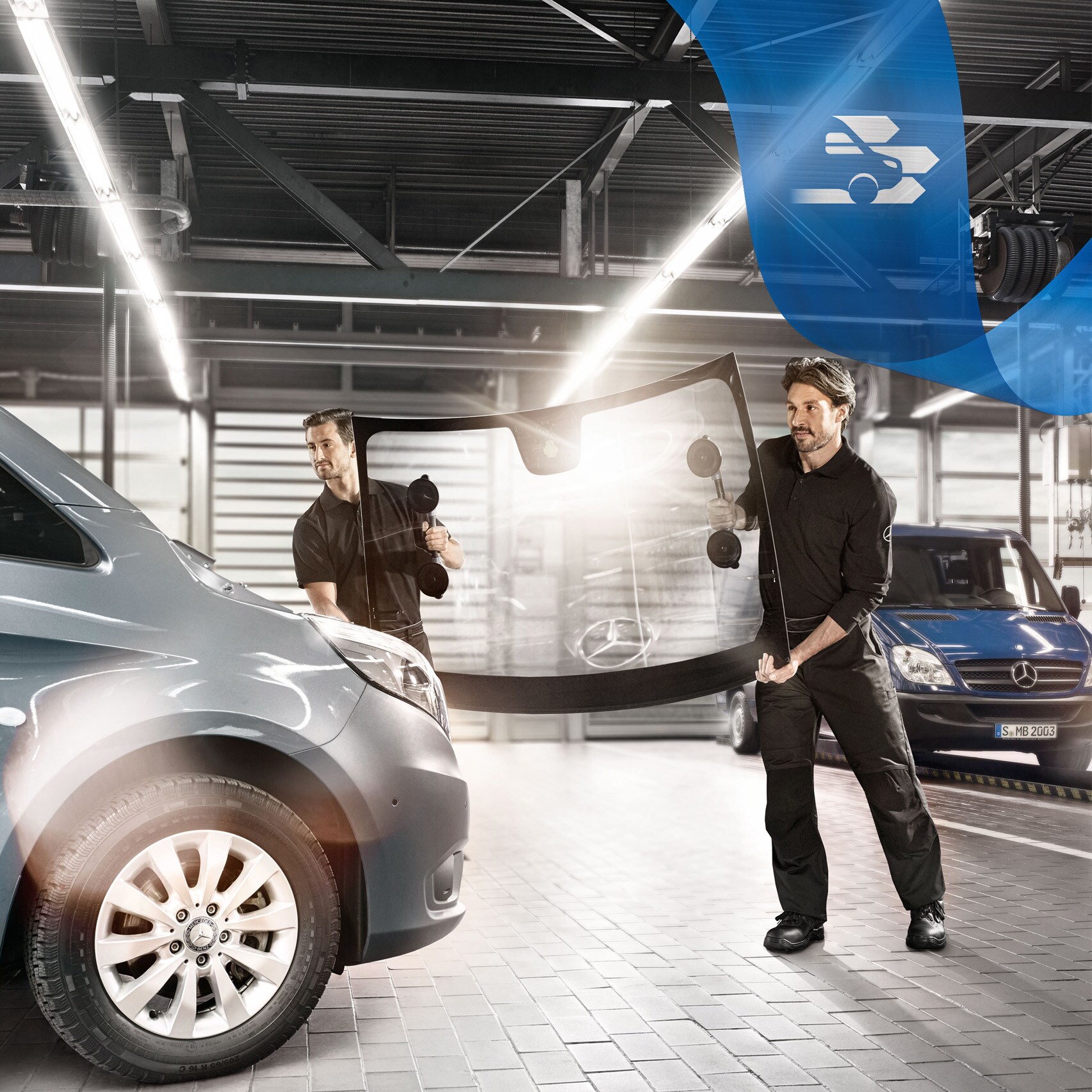 Nieuwe voorruit wordt gemonteerd op een grijze, zilverkleurige Mercedes-Benz Vito bedrijfswagen.