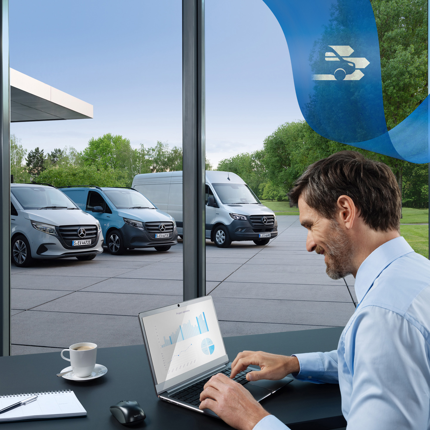Mercedes-Benz | Bedrijfswagen ServiceCare Een man gebruikt een laptop in een kantoor met op de achtergrond een reeks Mercedes-Benz Bedrijfswagens.