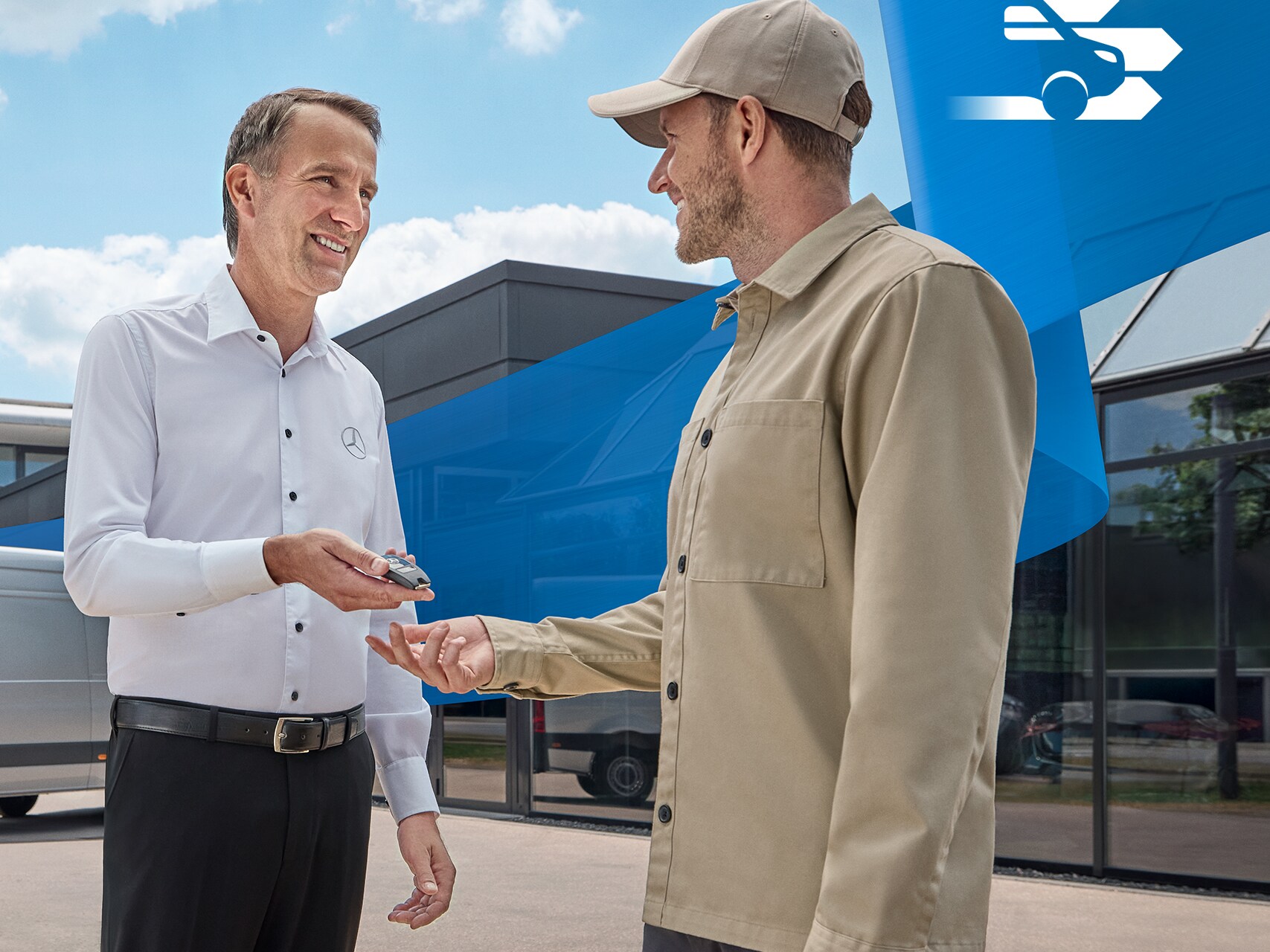 Twee mannen praten over de mobiliteitsservice van Mercedes-Benz - eenvoudige overdracht en flexibele mobiliteitsoplossingen voor klanten.