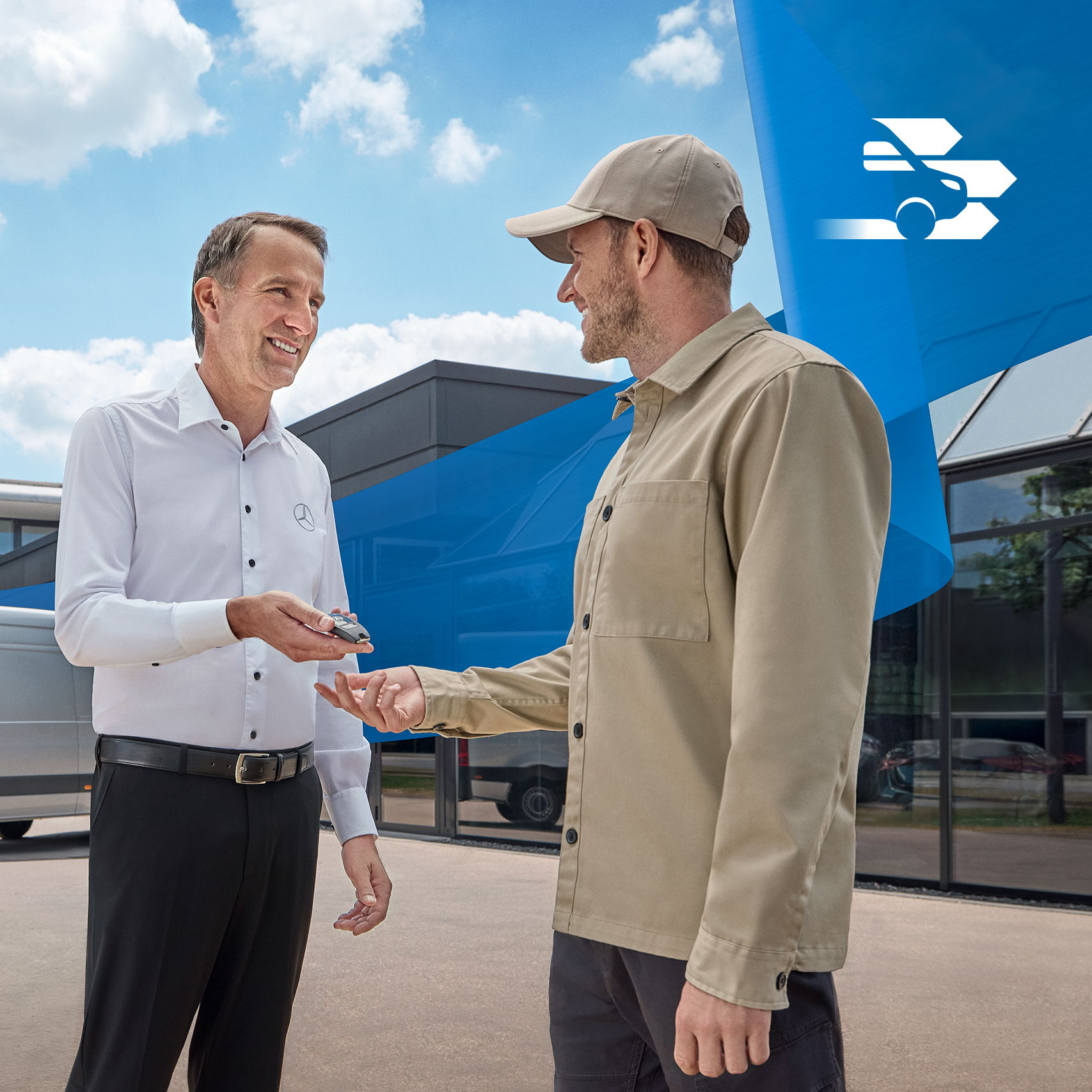 Mercedes-Benz | Bedrijfswagenservices | Overzicht Twee mannen praten over de mobiliteitsservice van Mercedes-Benz - eenvoudige overdracht en flexibele mobiliteitsoplossingen voor klanten.