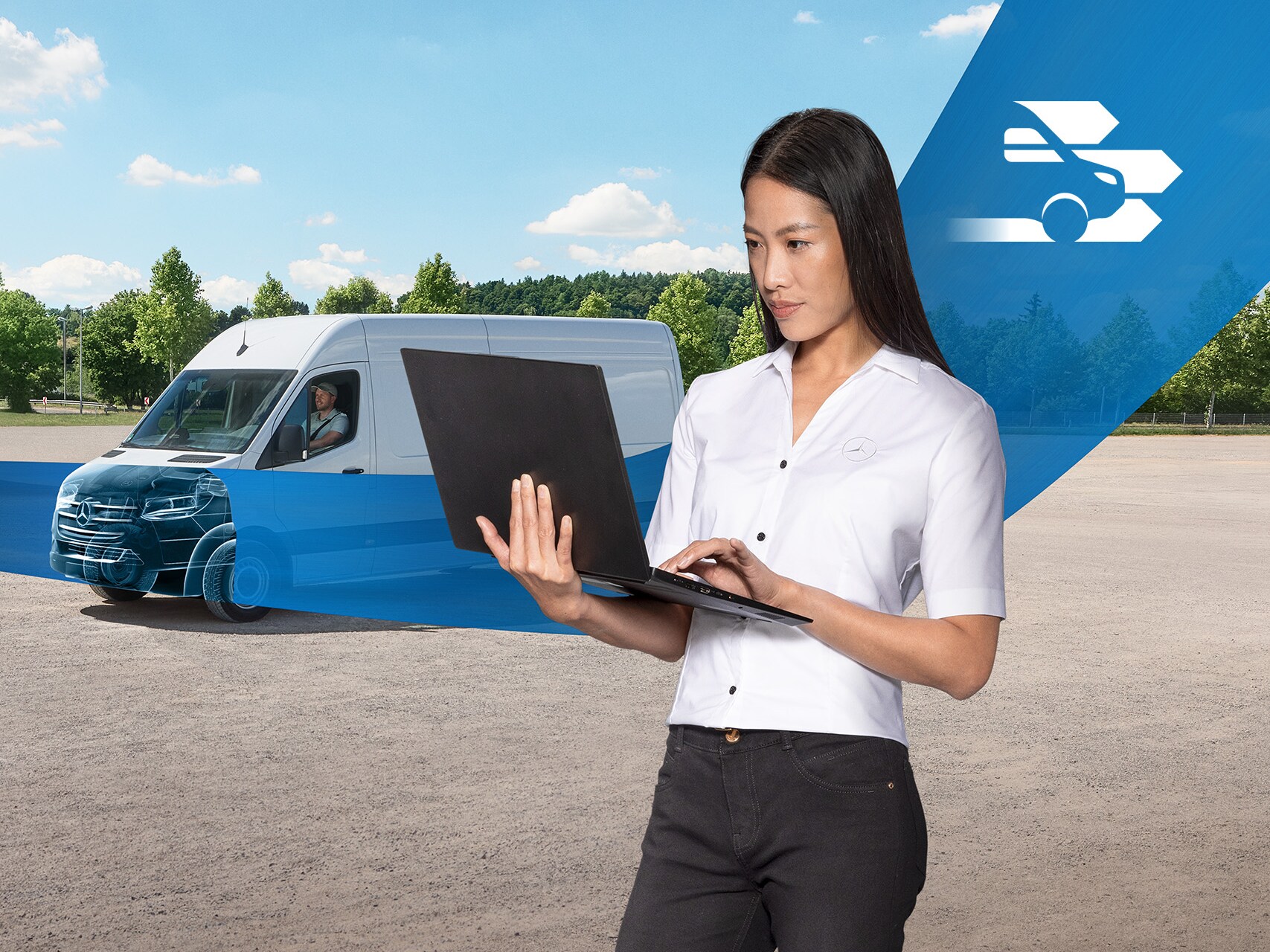 Vrouw met een laptop in haar hand, staand voor een witte bedrijfswagen, met een blauwe lintafbeelding die het beeld doorkruist. De doorzichtige motorkap symboliseert de Mercedes-Benz diagnose.