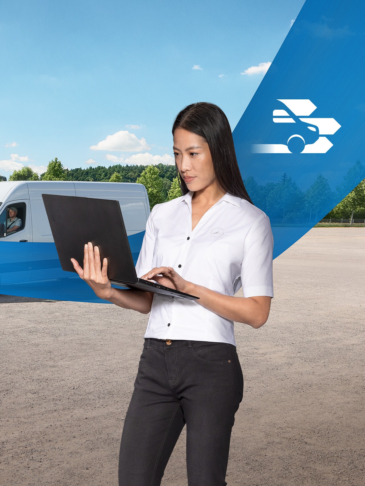 Une femme tenant un ordinateur portable et debout devant un utilitaire léger blanc, avec un ruban bleu traversant l'image. Le capot transparent symbolise le diagnostic Mercedes-Benz.
