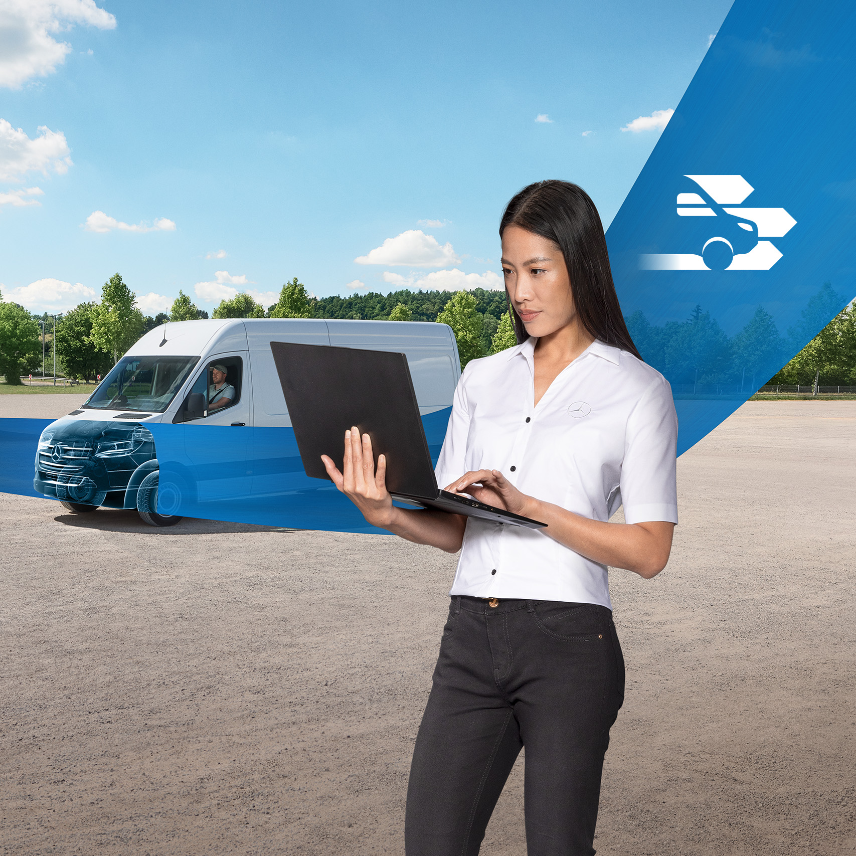 Mercedes-Benz | Bedrijfswagens | Overzicht Vrouw met een laptop in haar hand, staand voor een witte bedrijfswagen, met een blauwe lintafbeelding die het beeld doorkruist. De doorzichtige motorkap symboliseert de Mercedes-Benz diagnose.