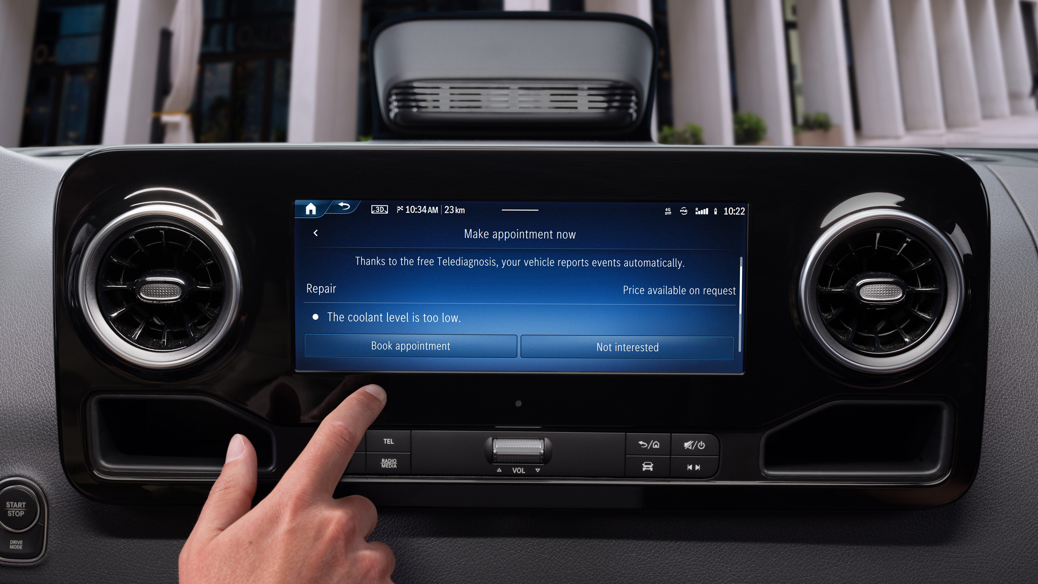 Mercedes-Benz Bedrijfswagentechnologie | Onboard Service App Een vinger tikt op het display in het voertuig om een afspraak te maken via de Mercedes-Benz Service App.