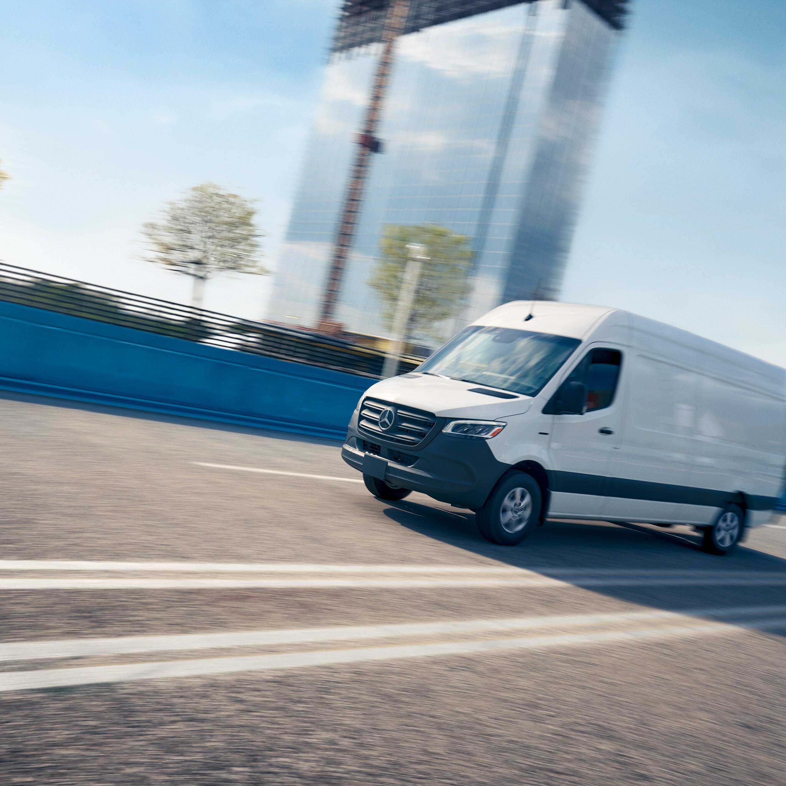 Witte Mercedes-Benz Bedrijfswagen rijdt op de weg, symbool voor de Onboard Service App met online werkplaatsafspraak.