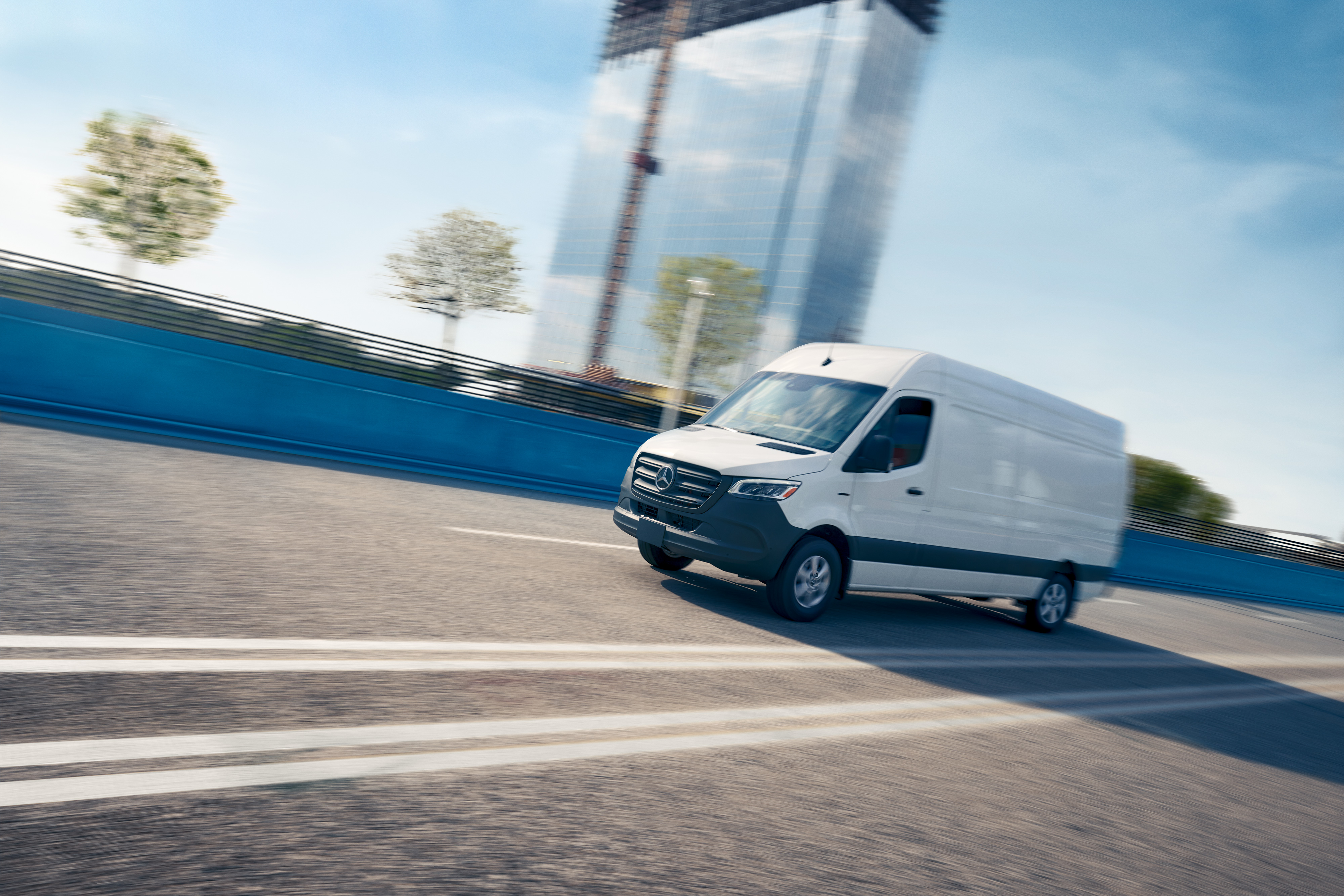 Mercedes-Benz | Technologie utilitaire | Application Onboard Service Utilitaire blanc roulant sur la route, promotion de l’application Mercedes-Benz Service avec prise de rendez-vous en ligne.