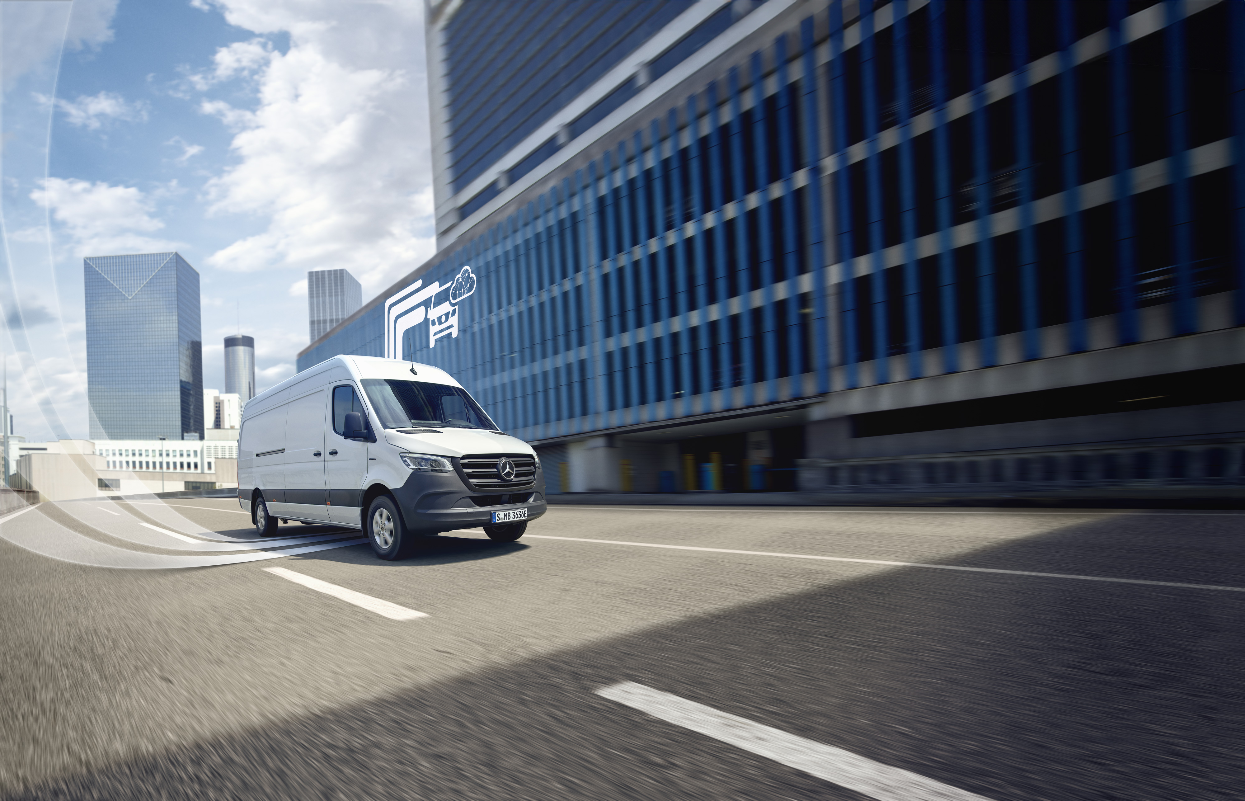 Mercedes-Benz | Technologie pour utilitaires légers | Van Uptime Monitor Utilitaire léger Mercedes-Benz circulant en ville, connecté pour une disponibilité optimale et une surveillance efficace du véhicule.