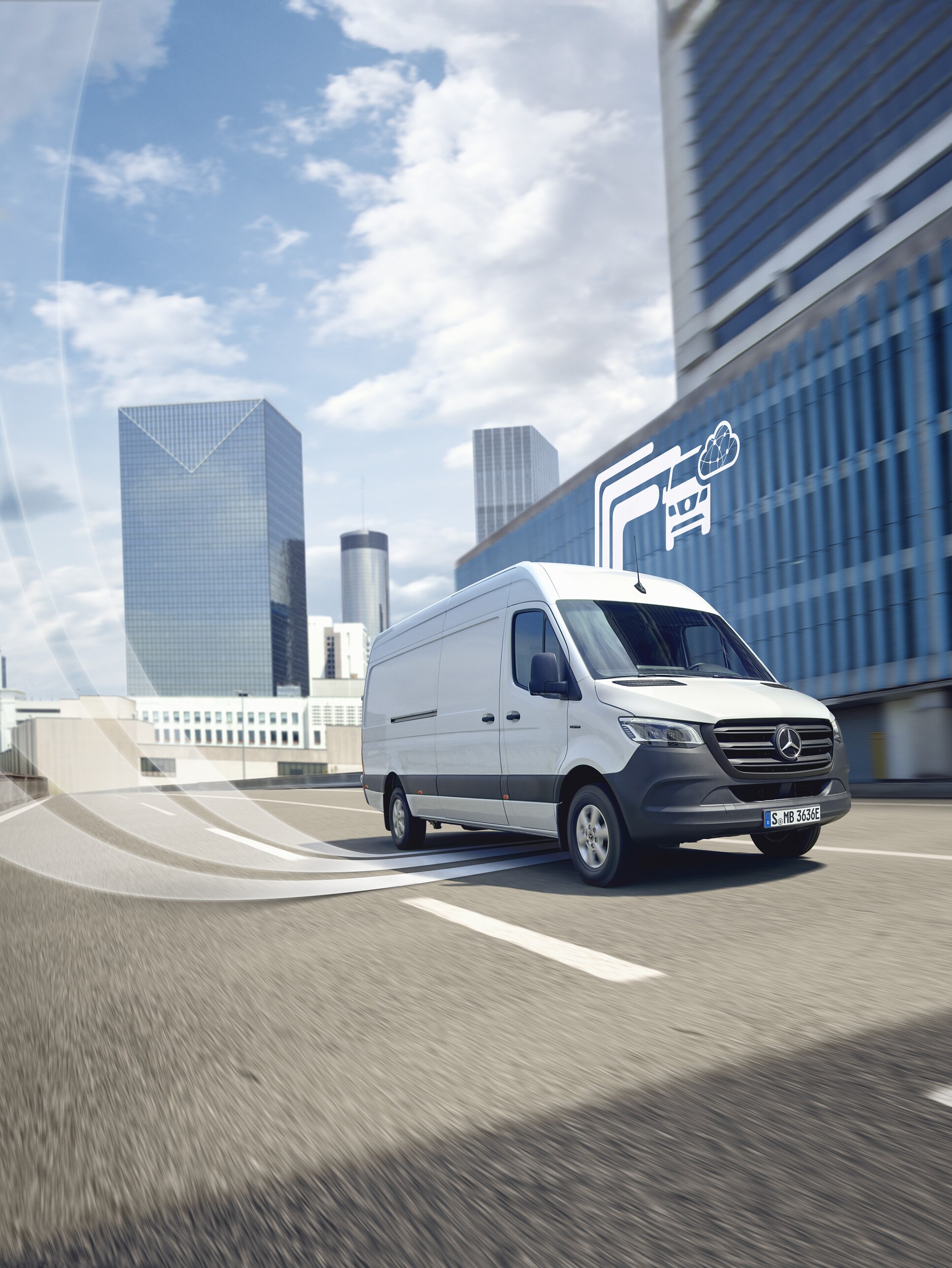 Mercedes-Benz bedrijfswagen die door de stad rijdt, verbonden voor optimale Mercedes-Benz beschikbaarheid en voertuigbewaking.