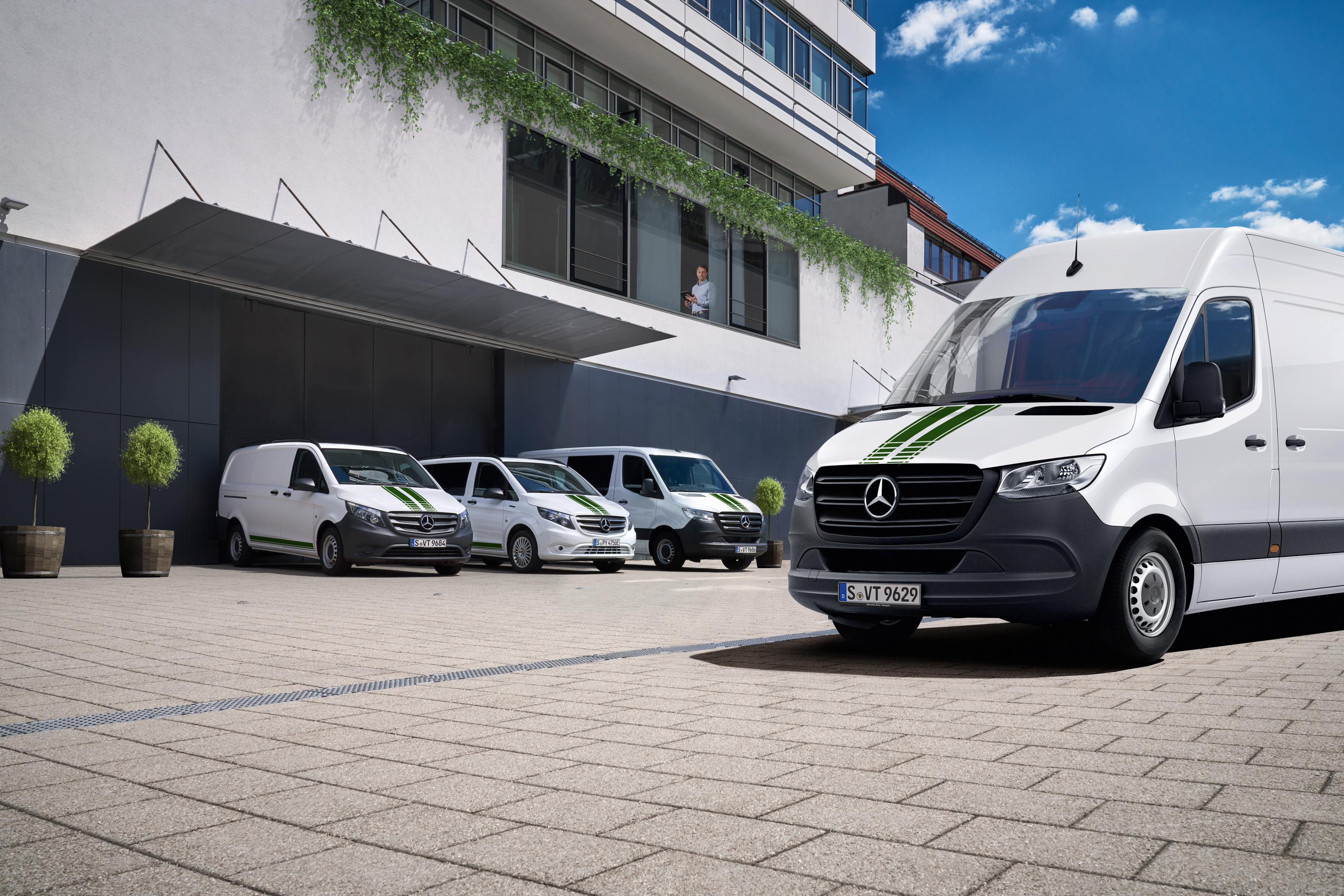 Mercedes-Benz | Bedrijfswagentechnologie | Van Uptime Monitor Een wagenpark Mercedes-Benz bedrijfswagens voor een gebouw, symbool voor digitale wagenparkcontrole.