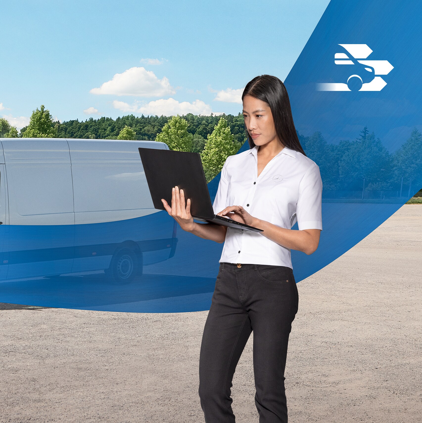 Vrouw met laptop voor witte Mercedes-Benz bedrijfswagen met doorzichtige motorkap als symbool voor diagnose.