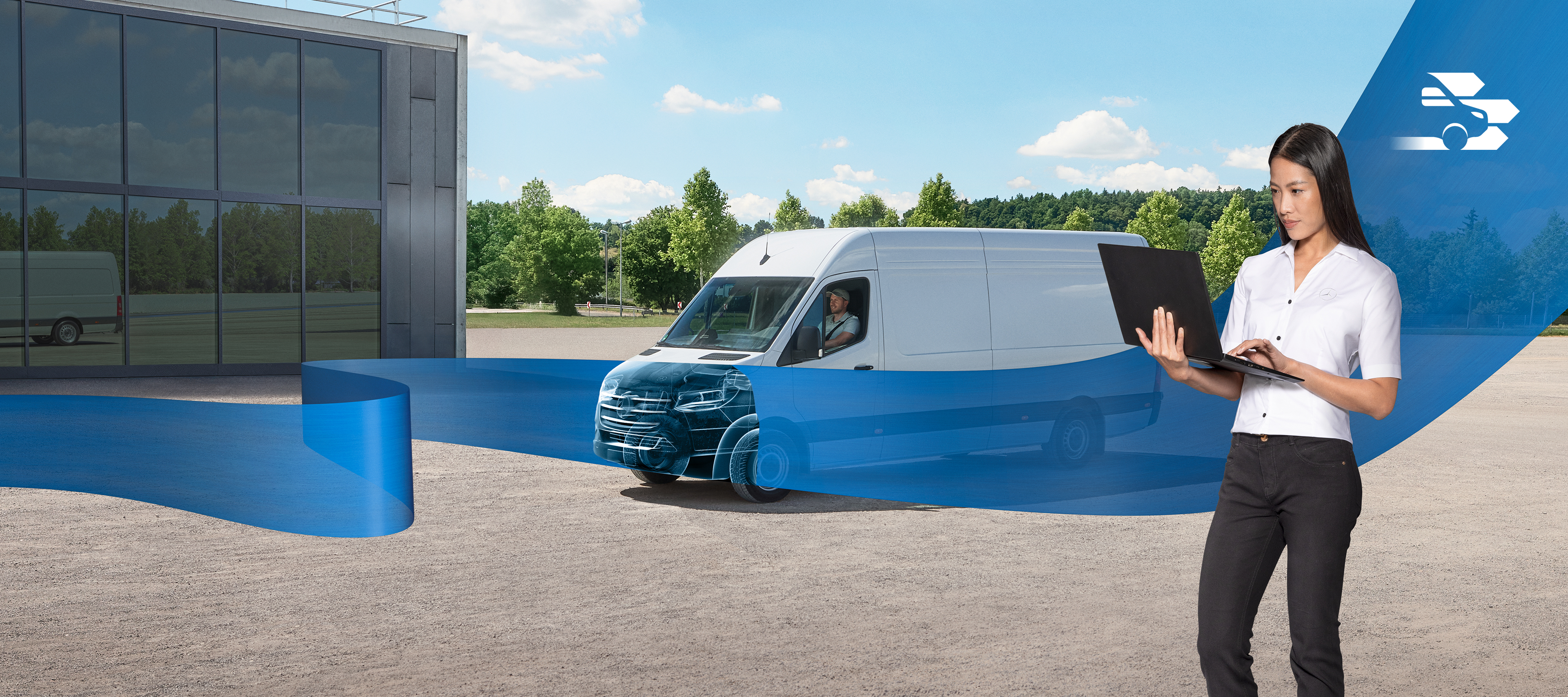 Mercedes-Benz Bedrijfswagens | Voertuigtechnologie Vrouw met laptop voor witte Mercedes-Benz bedrijfswagen met doorzichtige motorkap als symbool voor diagnose.