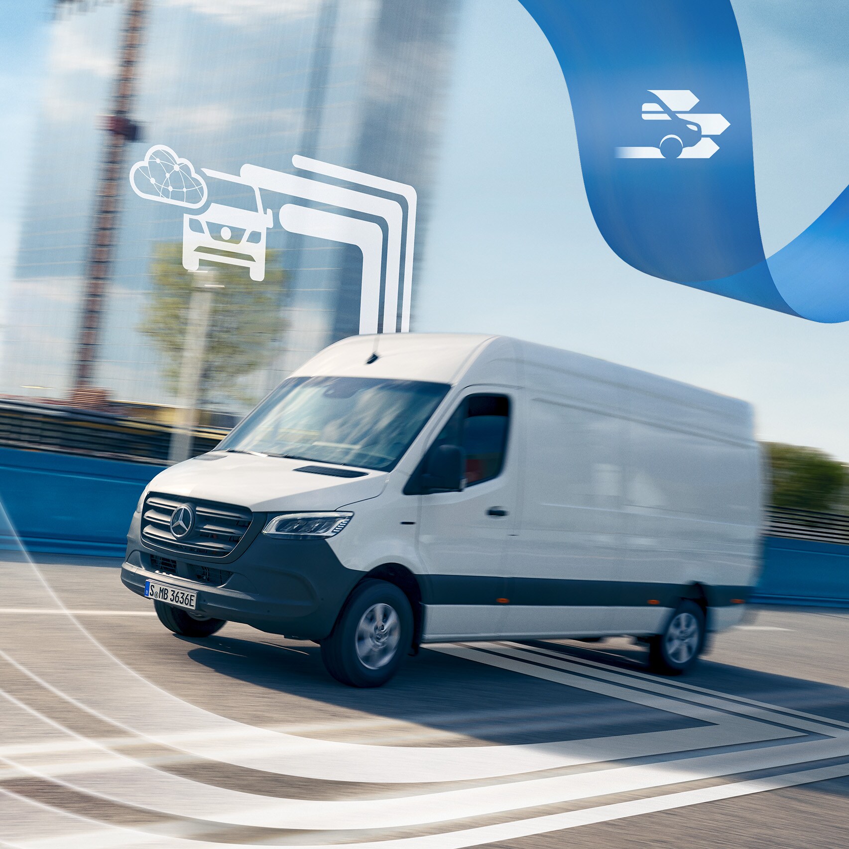 Un utilitaire léger Mercedes-Benz Sprinter blanc connecté numériquement sur la route.