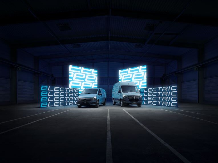 De elektrische Mercedes-Benz voertuigen op de weg.