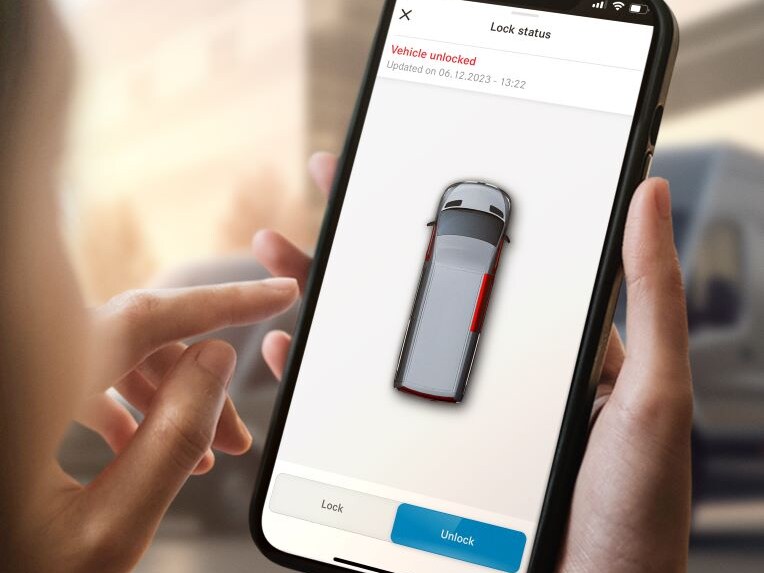 Voorbereiding voor Remote Services Plus in het MBUX multimediasysteem.