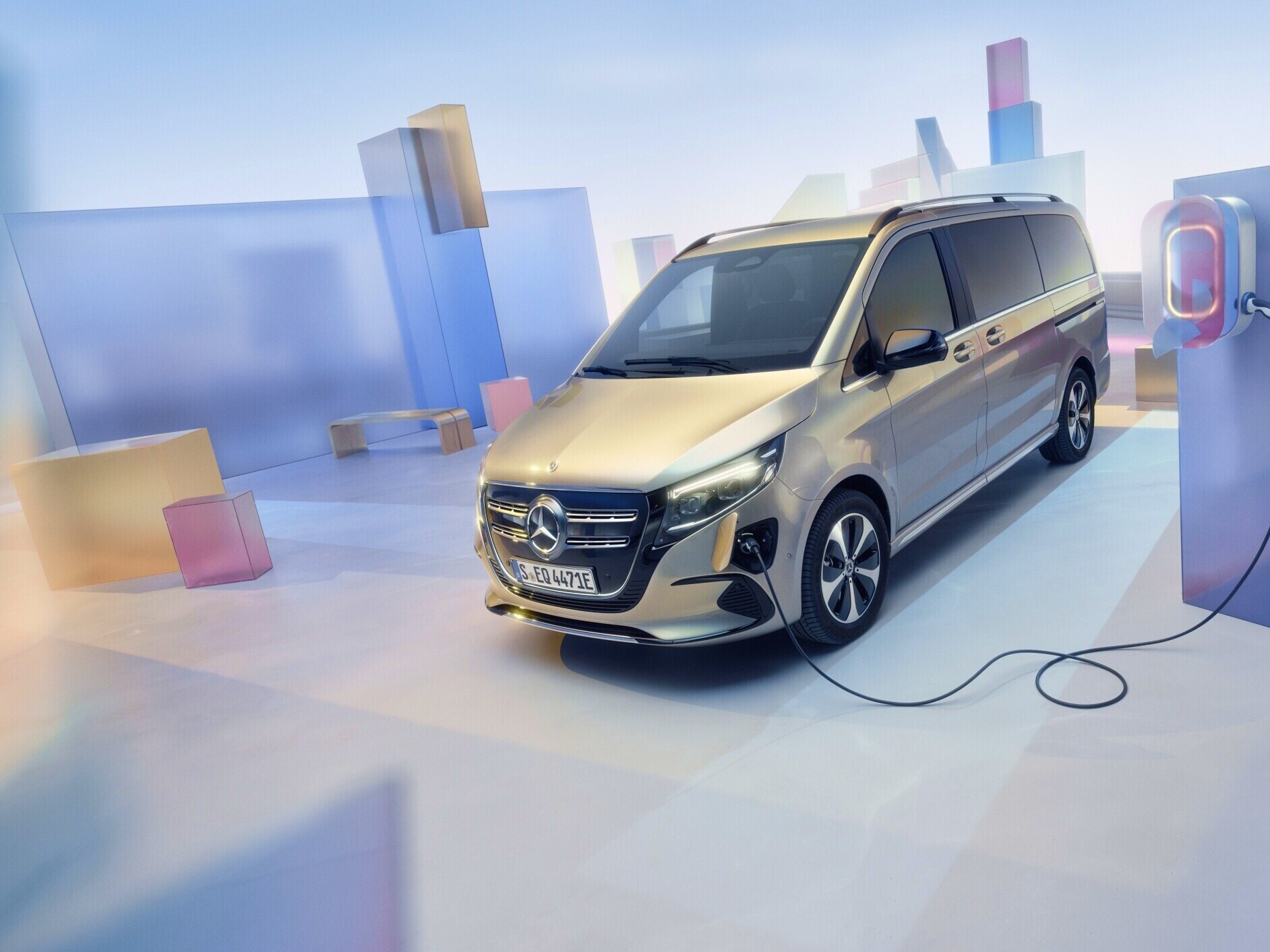 Le Mercedes-Benz EQV à une borne de recharge.