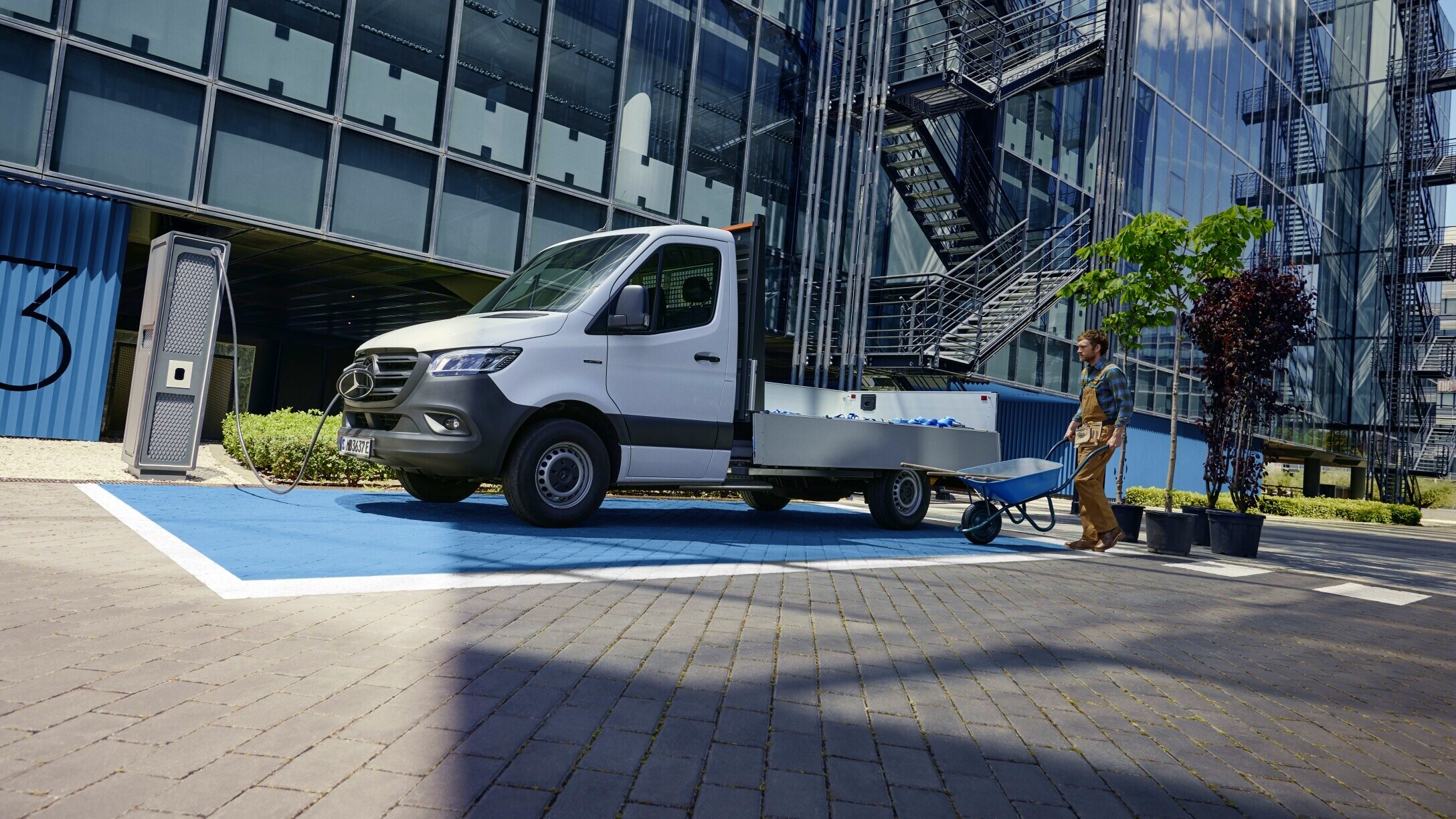 eSprinter Gesloten Bestelwagen wordt opgeladen eSprinter Gesloten Bestelwagen wordt opgeladen