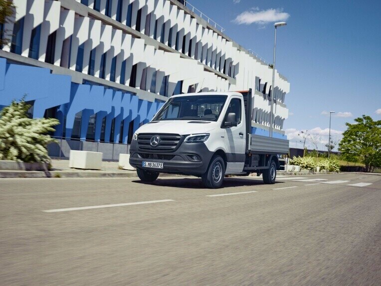 De Mercedes-Benz eSprinter Chassiscabine op de weg.