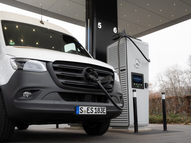 De eSprinter Gesloten Bestelwagen wordt opgeladen bij een laadpunt.
