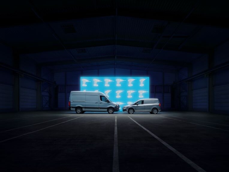 De Mercedes-Benz eVito Gesloten Bestelwagen wordt opgeladen bij een laadpunt.