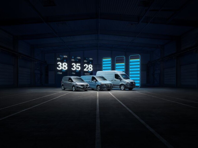 De Mercedes-Benz eVito Gesloten Bestelwagen wordt opgeladen.