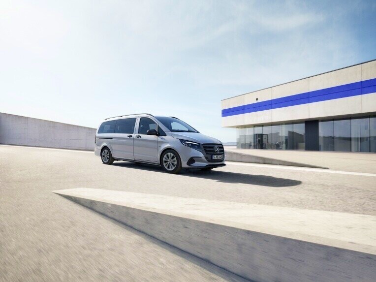 De Mercedes-Benz eVito Tourer op het dak van een meerlaagse parkeergarage.